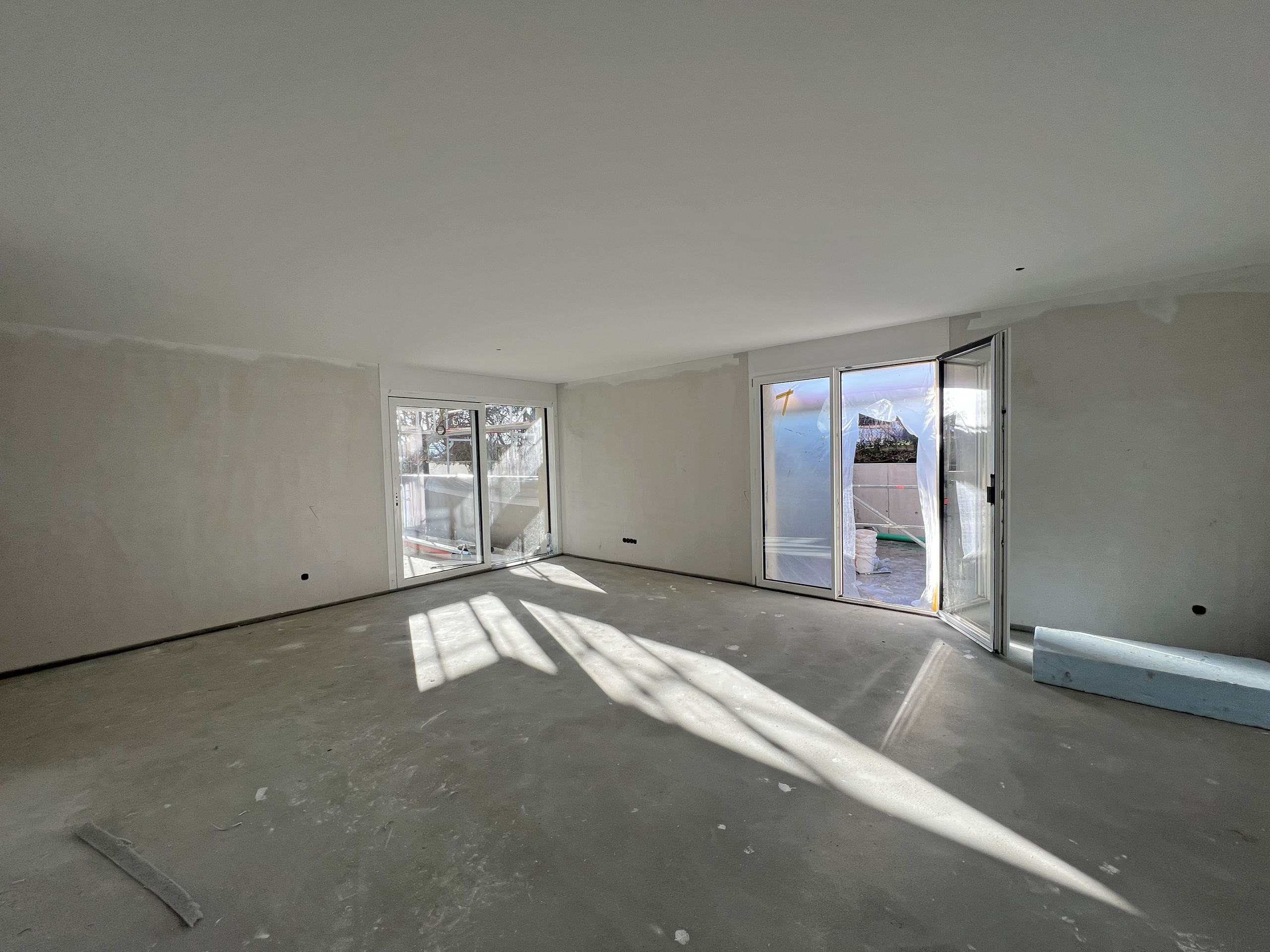 Séjour/ cuisine donnant accès sur terrasse et balcon - Appartement en cours de finition
