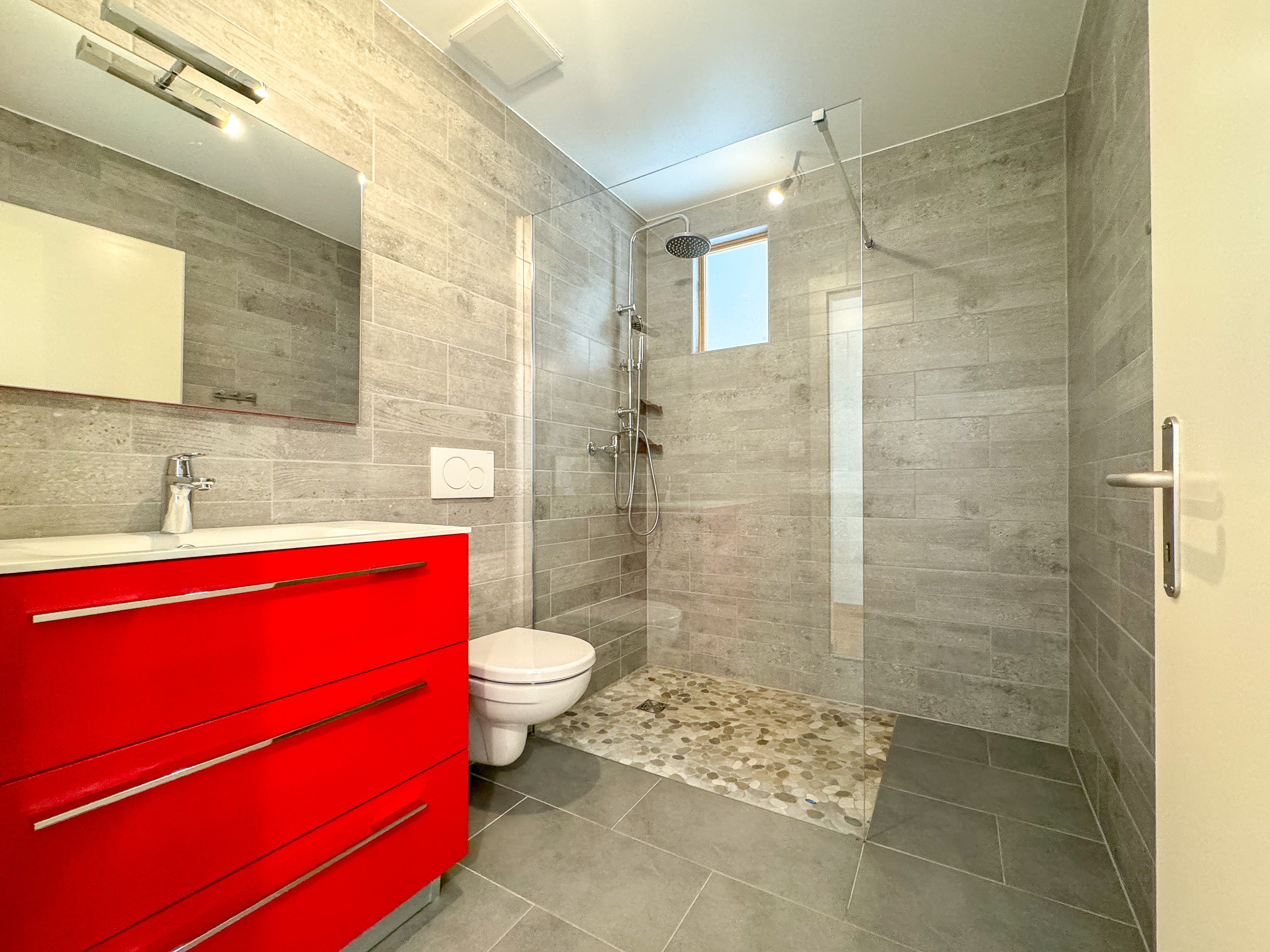 Duplex de 6 pces  - salle de douche dans les combles Duplex de 6 pces  - salle de douche dans les combles