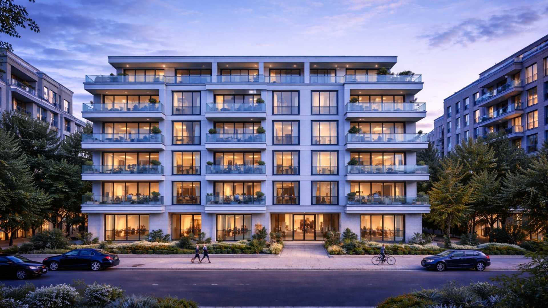 Immeuble résidentiel moderne et réaliste, vu de face en format horizontal, avec balcons vitrés et éclairage doux au crépuscule.