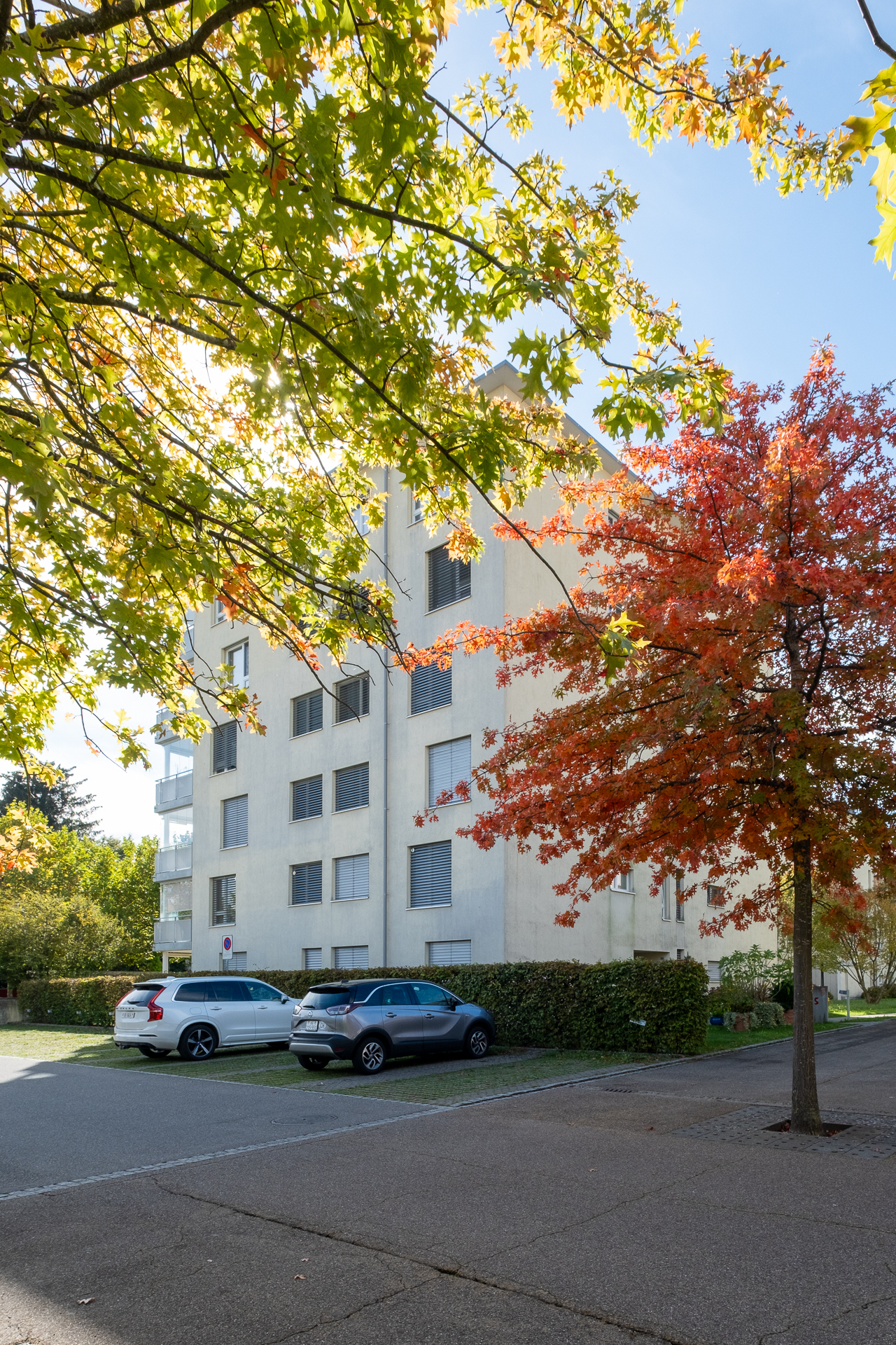 Aussenansicht mit Besucher Parkplatz Aussenansicht mit Besucher Parkplatz