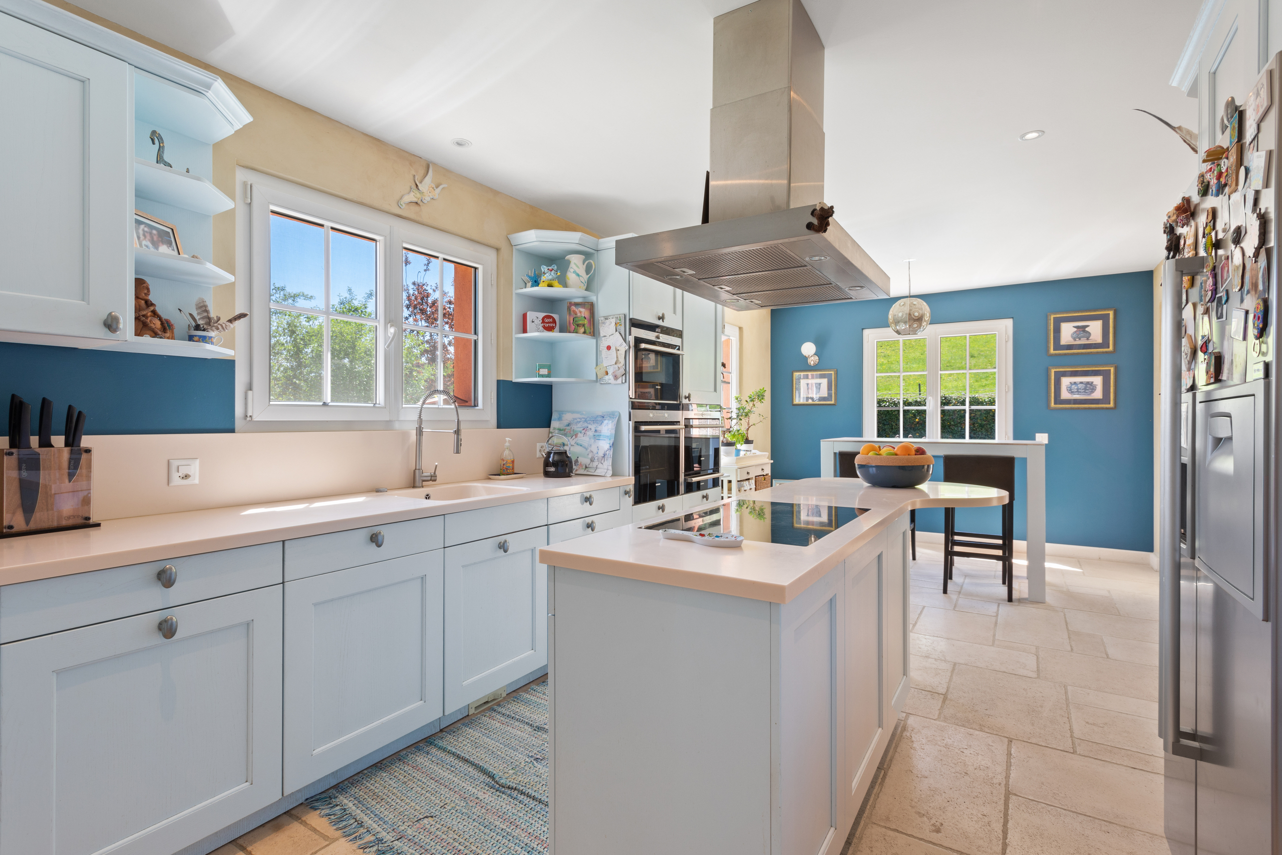 Cuisine entièrement équipée avec îlot central