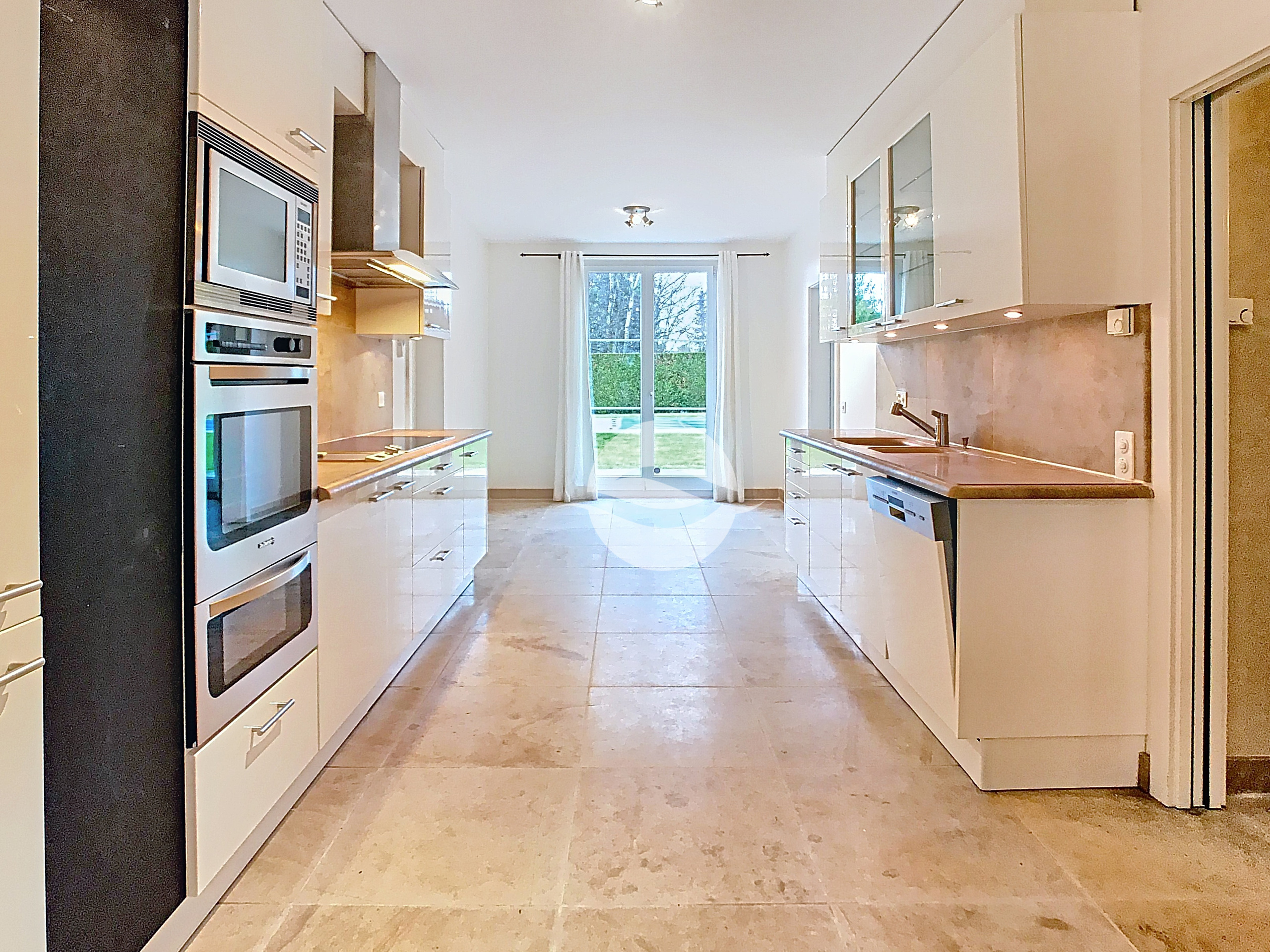 Cuisine équipée avec espace repas Cuisine équipée avec espace repas