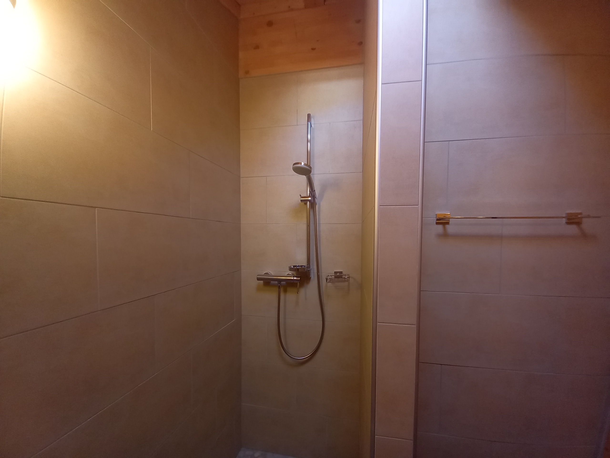 Salle d'eau - douche - wc  - lavabo à l'étage Salle d'eau - douche - wc  - lavabo à l'étage