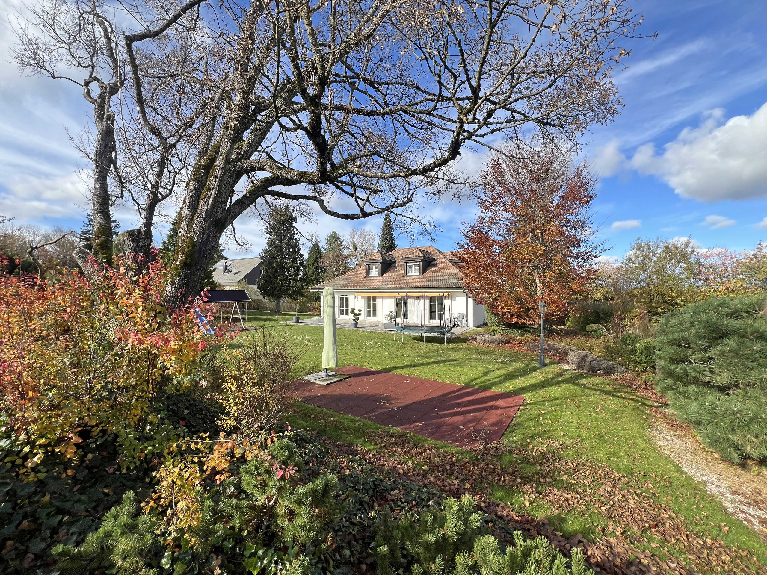 Propriété dans une ambiance automnale
