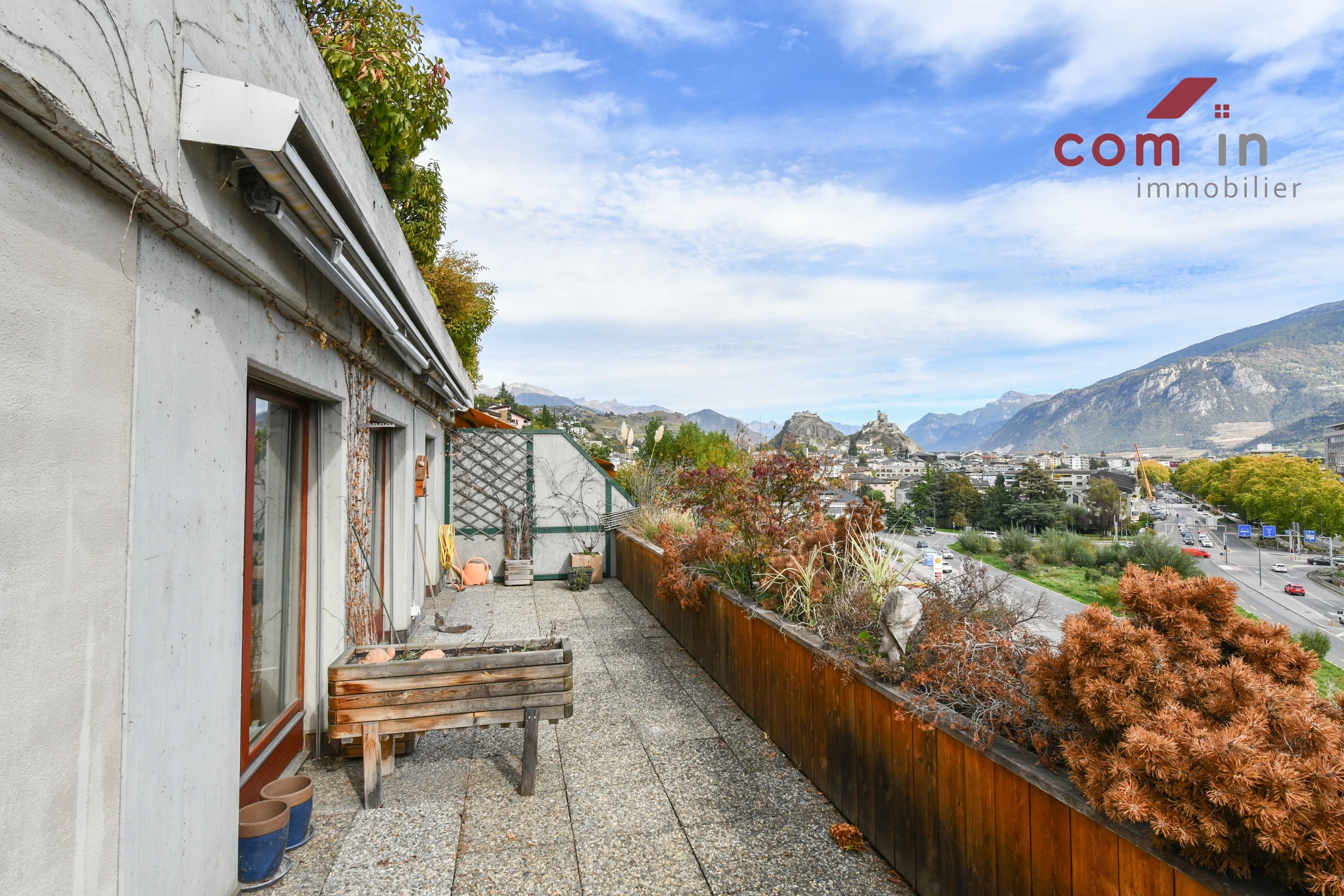 terrasse de 24 m2 profitant d'une vue imprenable et vue sur les châteaux terrasse de 24 m2 profitant d'une vue imprenable et vue sur les châteaux