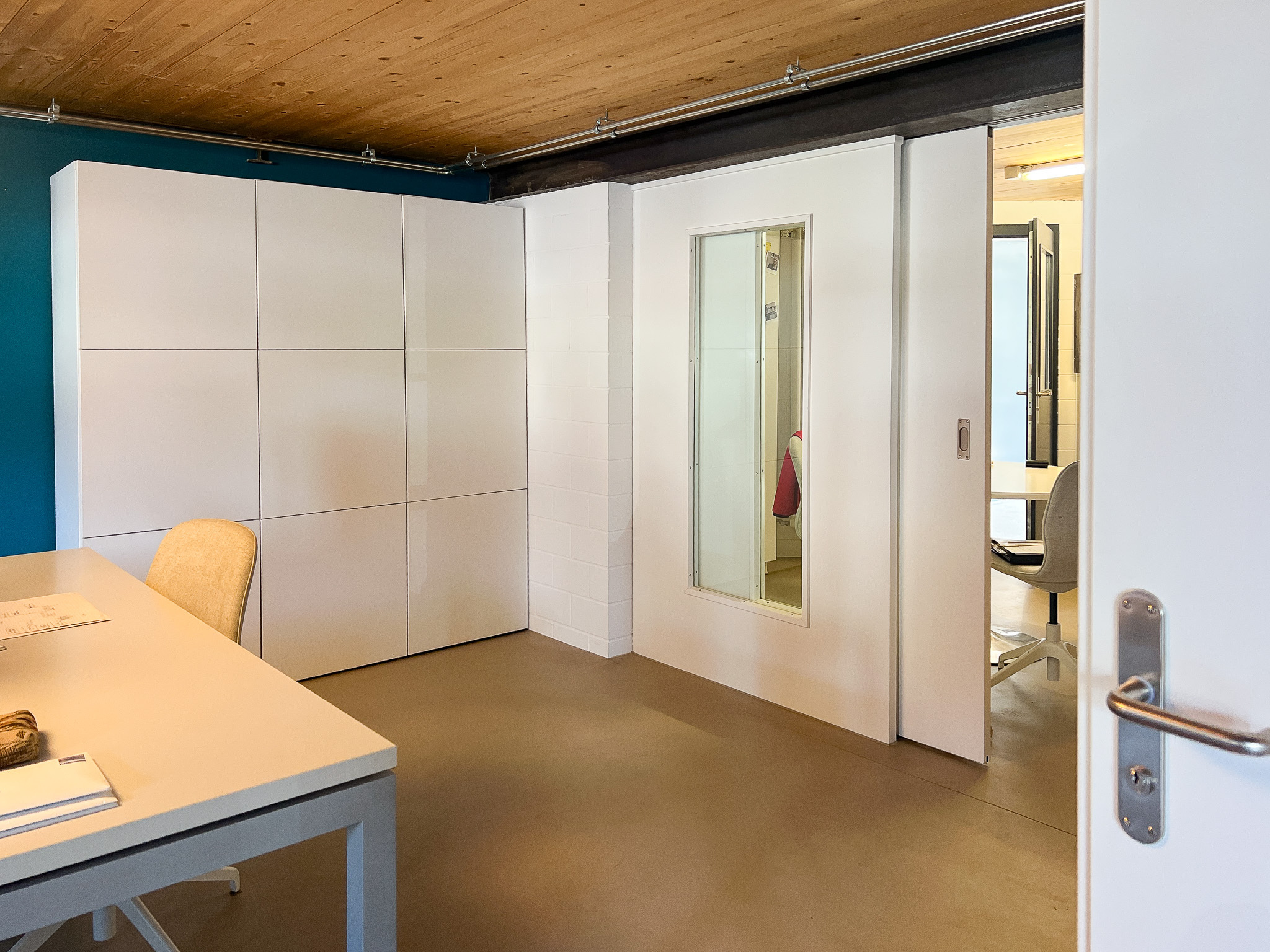 Schiebetüren zur Küche/Besprechungszimmer