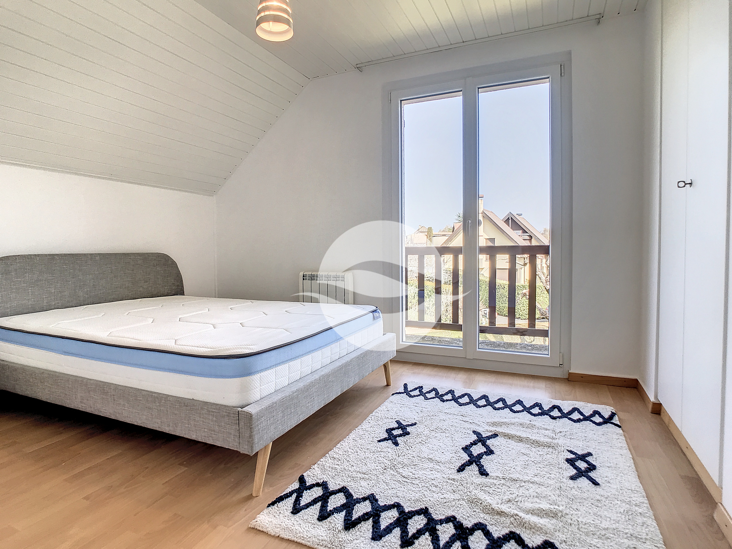 1er : 2 ème Chambre avec armoires et accès au balcon commun