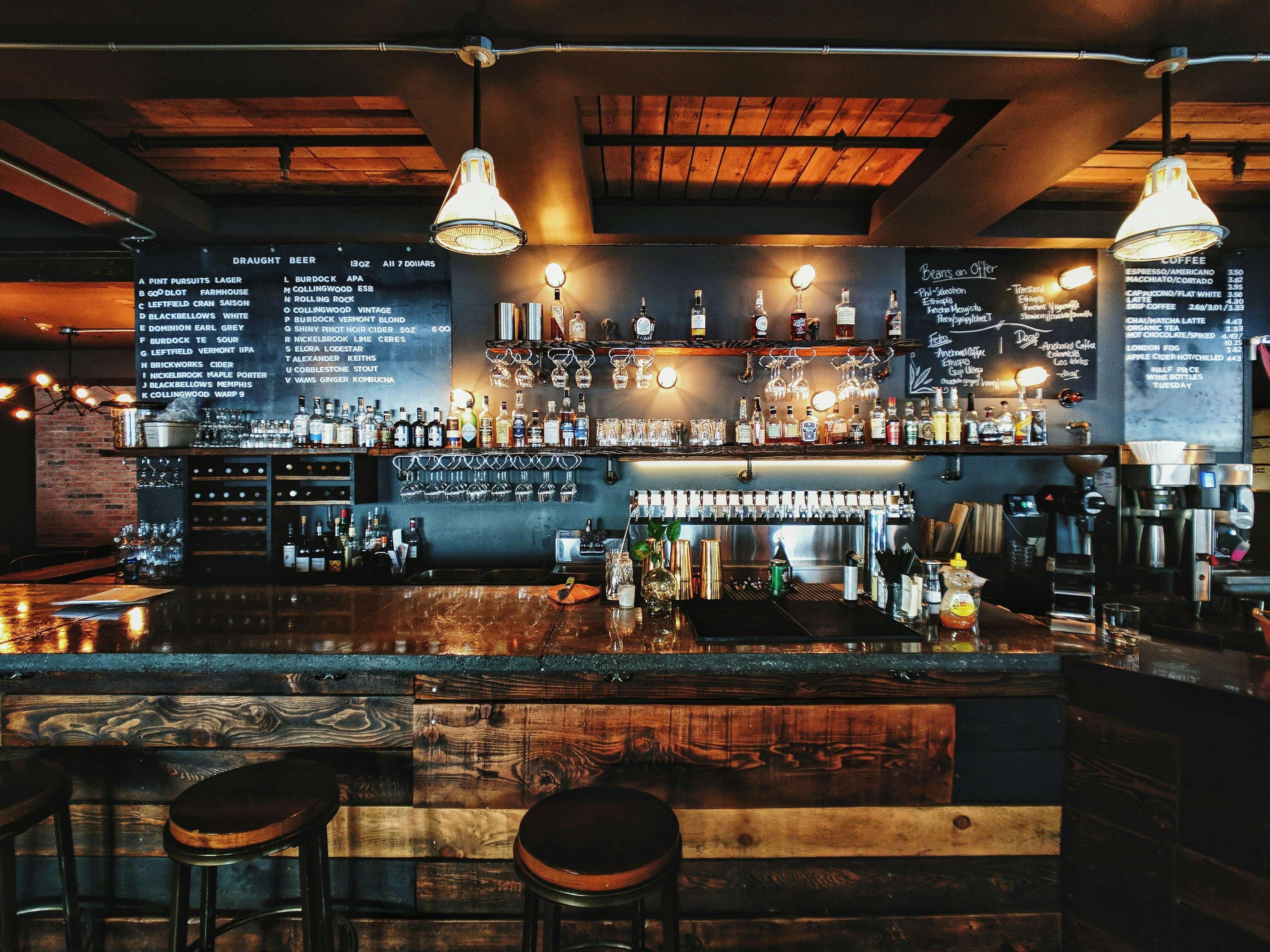 un bar avec des tabourets devant lui un bar avec des tabourets devant lui