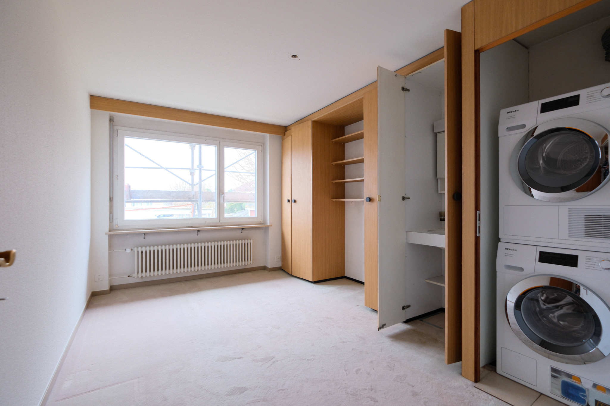 Zimmer mit Miele Waschturm und Lavabo/Spiegelschrank - Obergeschoss