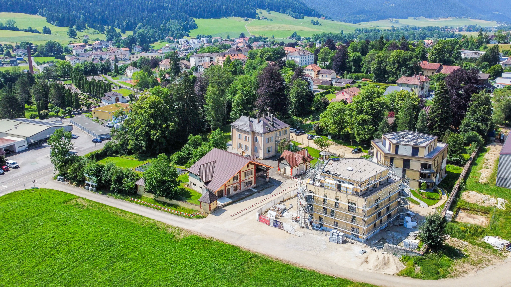 Vue aérienne sur le bâtiment A et le bâtiment B en construction Vue aérienne sur le bâtiment A et le bâtiment B en construction