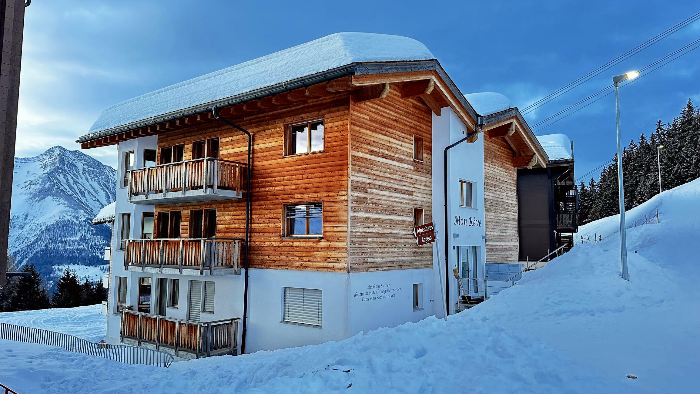 ein Holzhaus in den Bergen im Winter