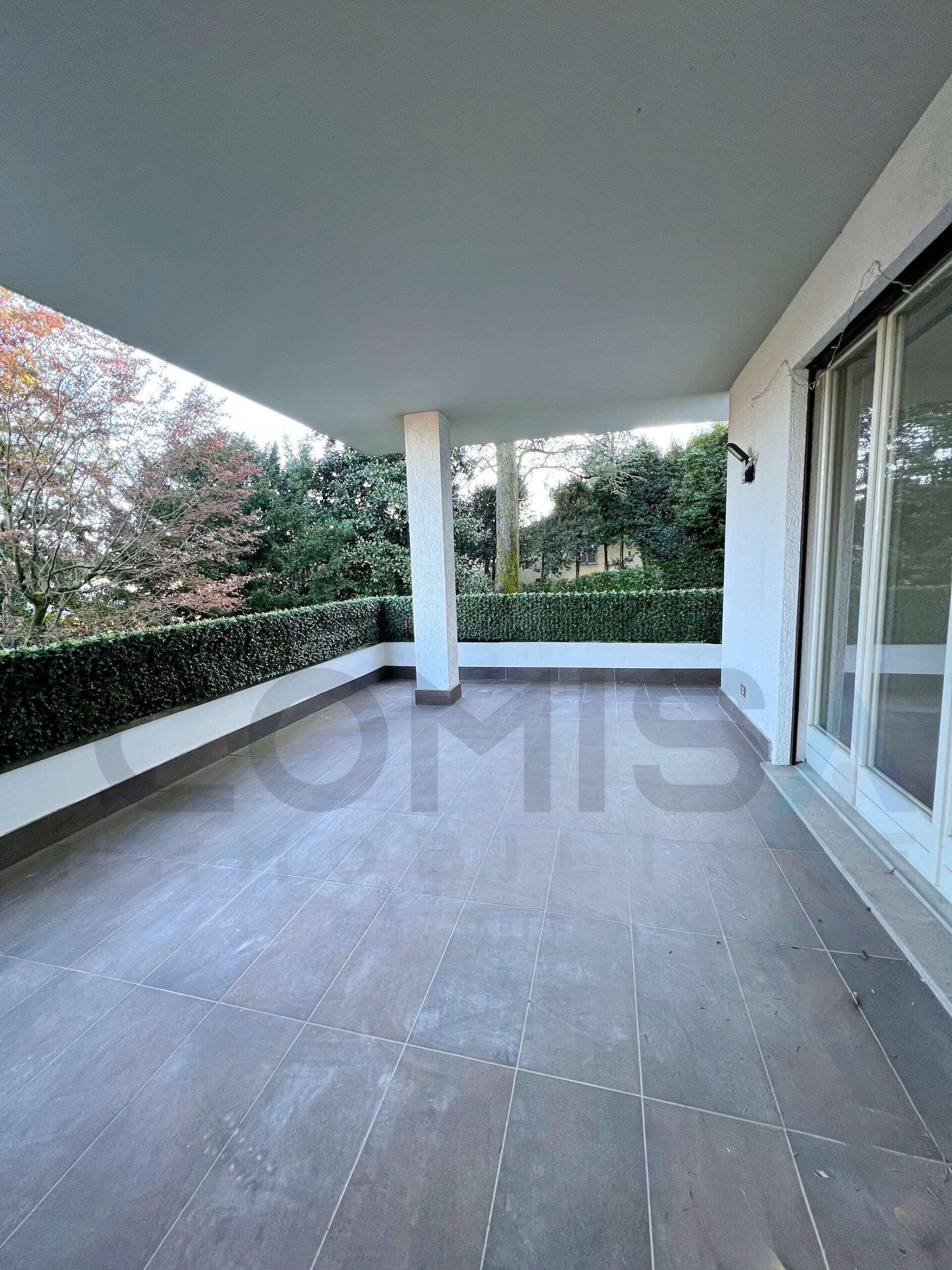 ampia terrazza con vista sul parco del condominio