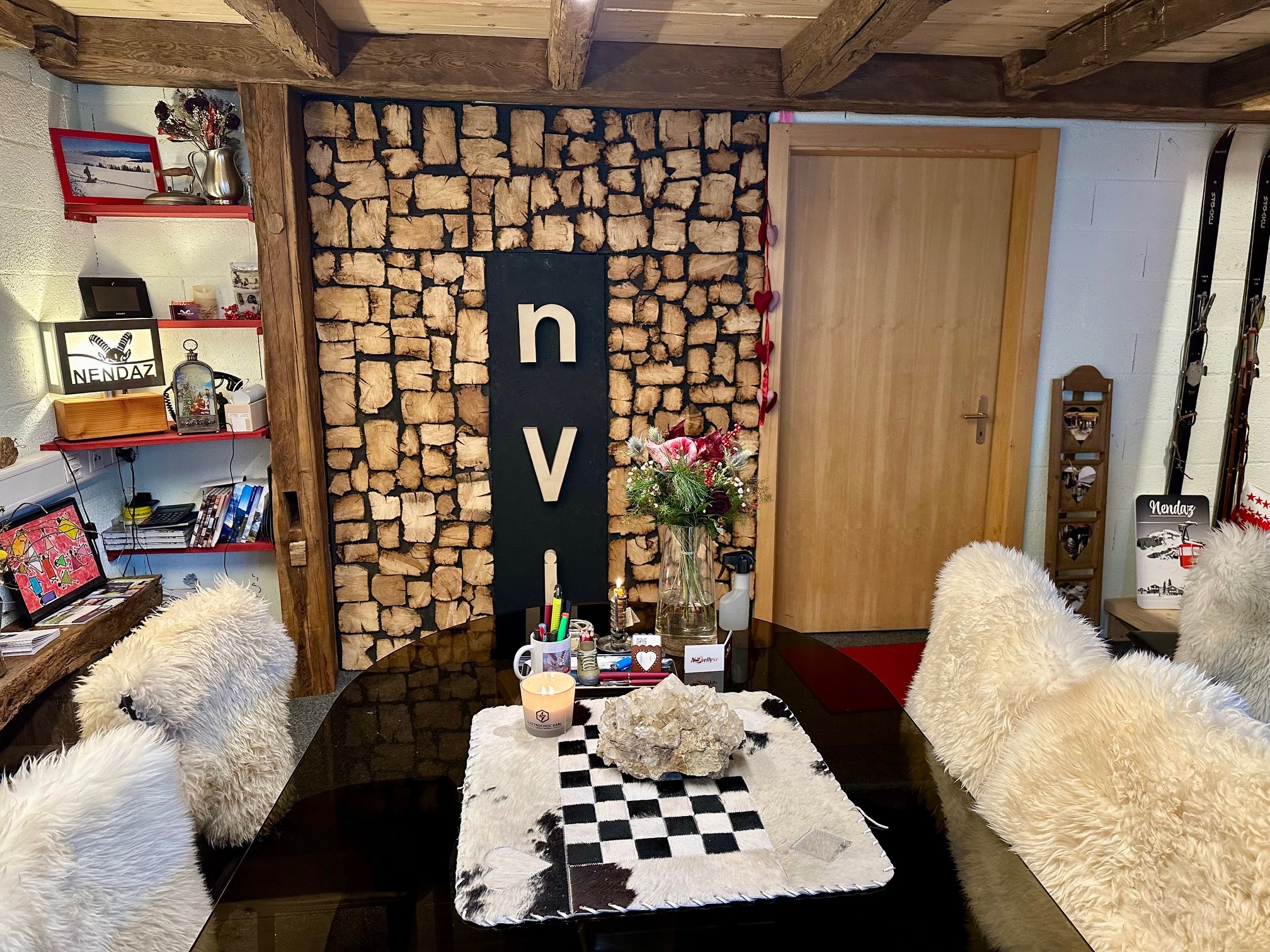 Nach unserem eigenen Geschmack gestaltet, war dieser Raum bei der Schlüsselübergabe komplett weiß. Wir haben den Vorteil, dass wir unseren Gästen einen gemütlichen Raum im Stil der Berge bieten können.