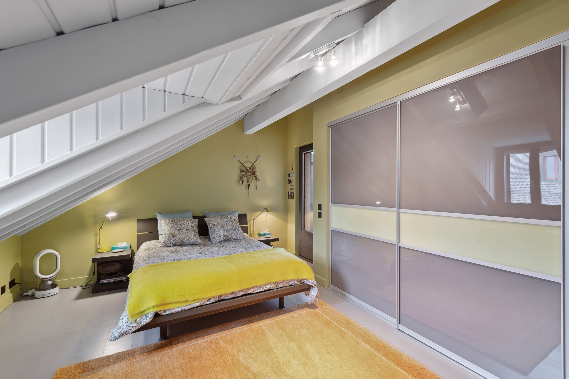 Chambre à coucher avec balcon, dressing et salle de bains en suite