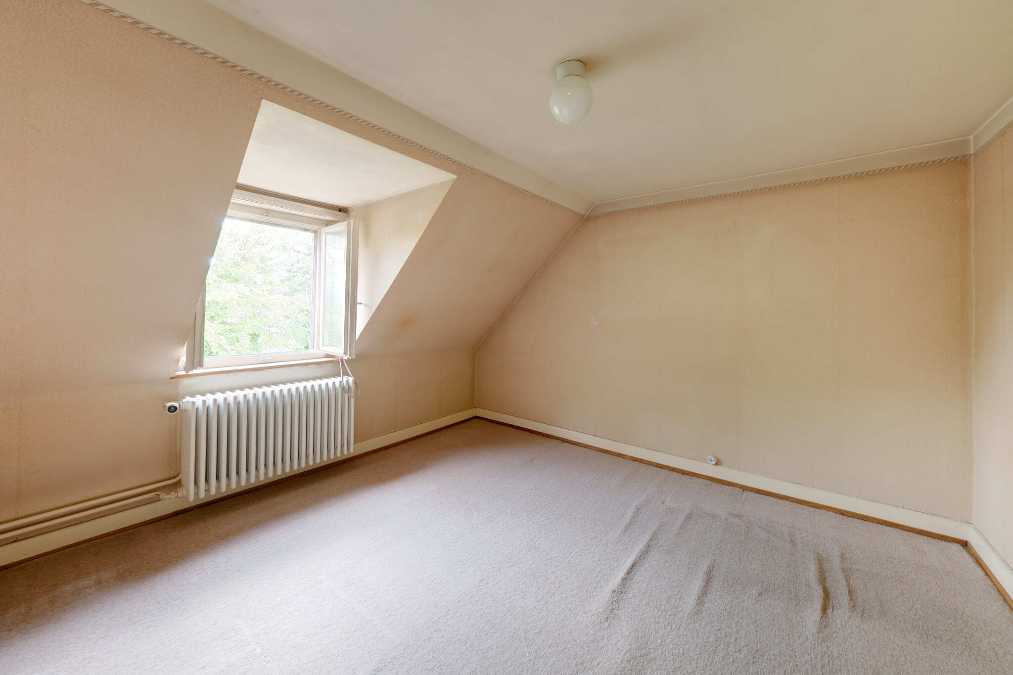 Zimmer im Dachgeschoss zur Strassenseite