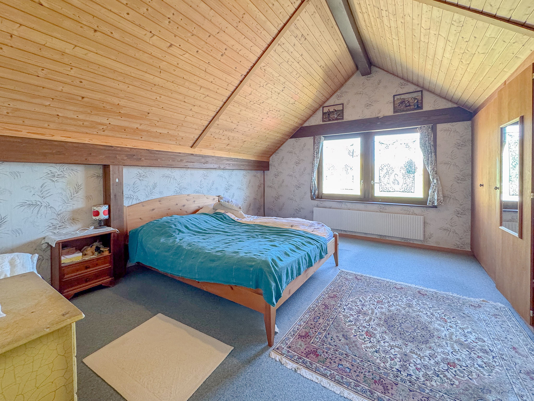 A l'étage : grande chambre no 4 avec armoires murales A l'étage : grande chambre no 4 avec armoires murales