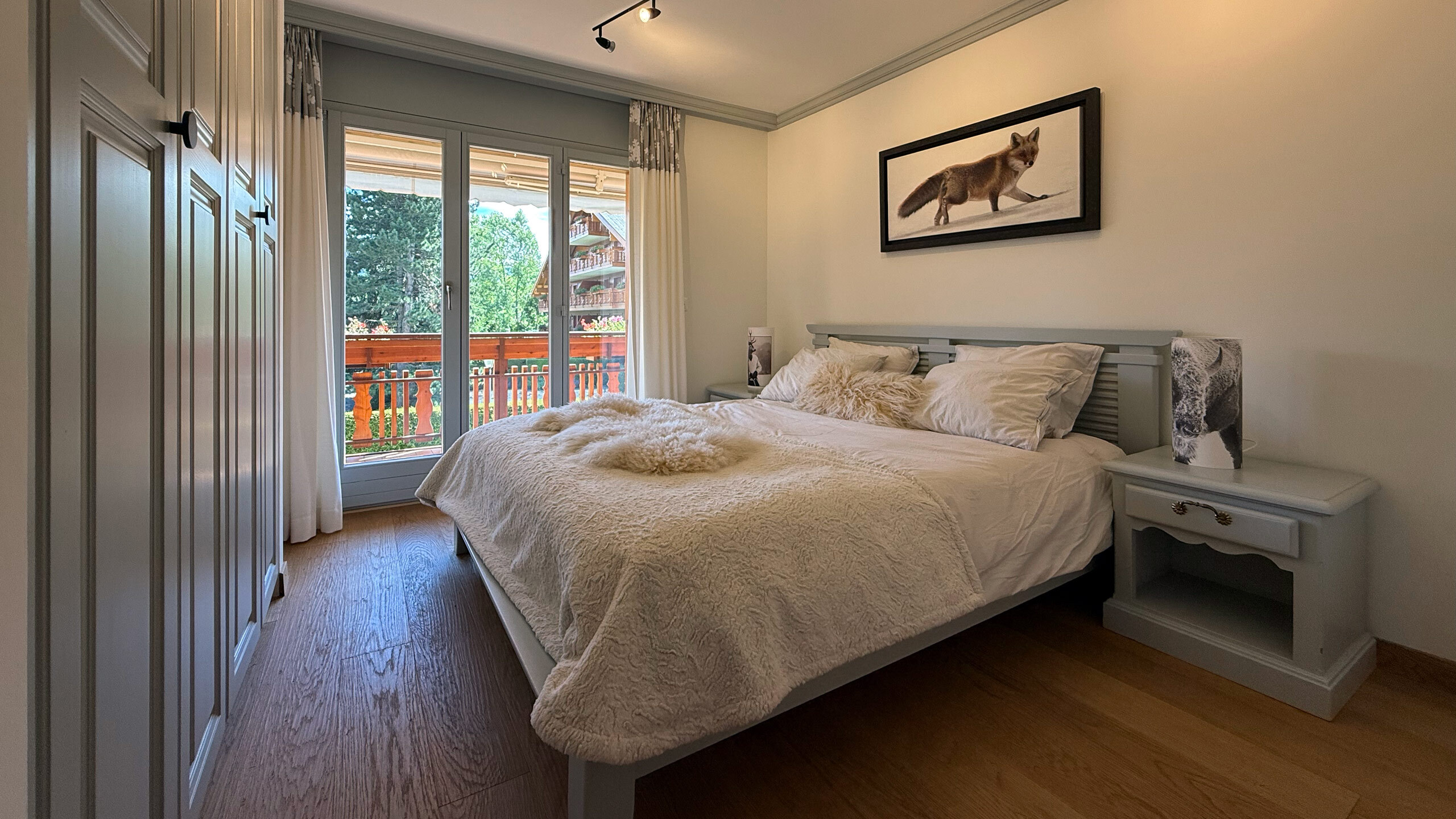 Deuxième chambre avec armoires et accès balcon Deuxième chambre avec armoires et accès balcon
