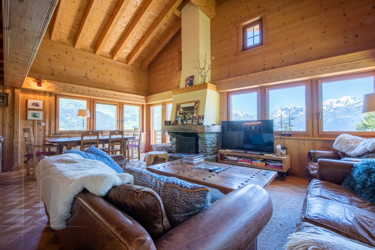 Salon spacieux et lumineux avec cheminée et vue sur les montagnes – Chalet Le Varouet  à vendre - Verbier