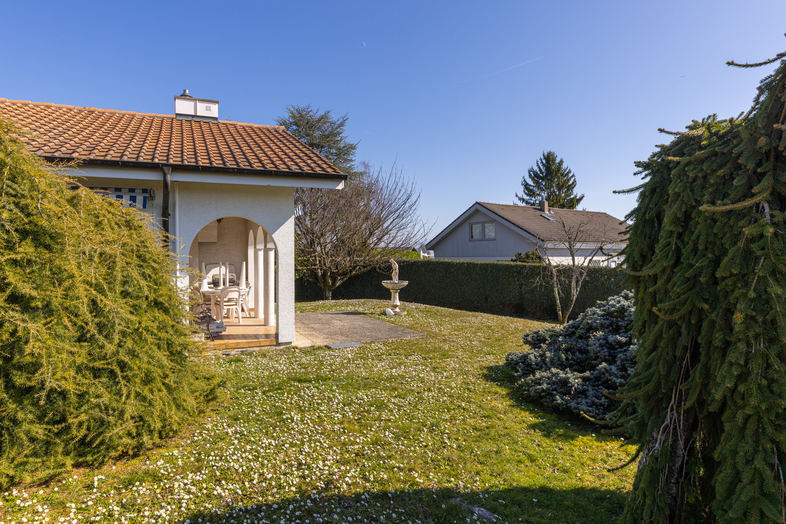 Terrasse avec grand terrain
