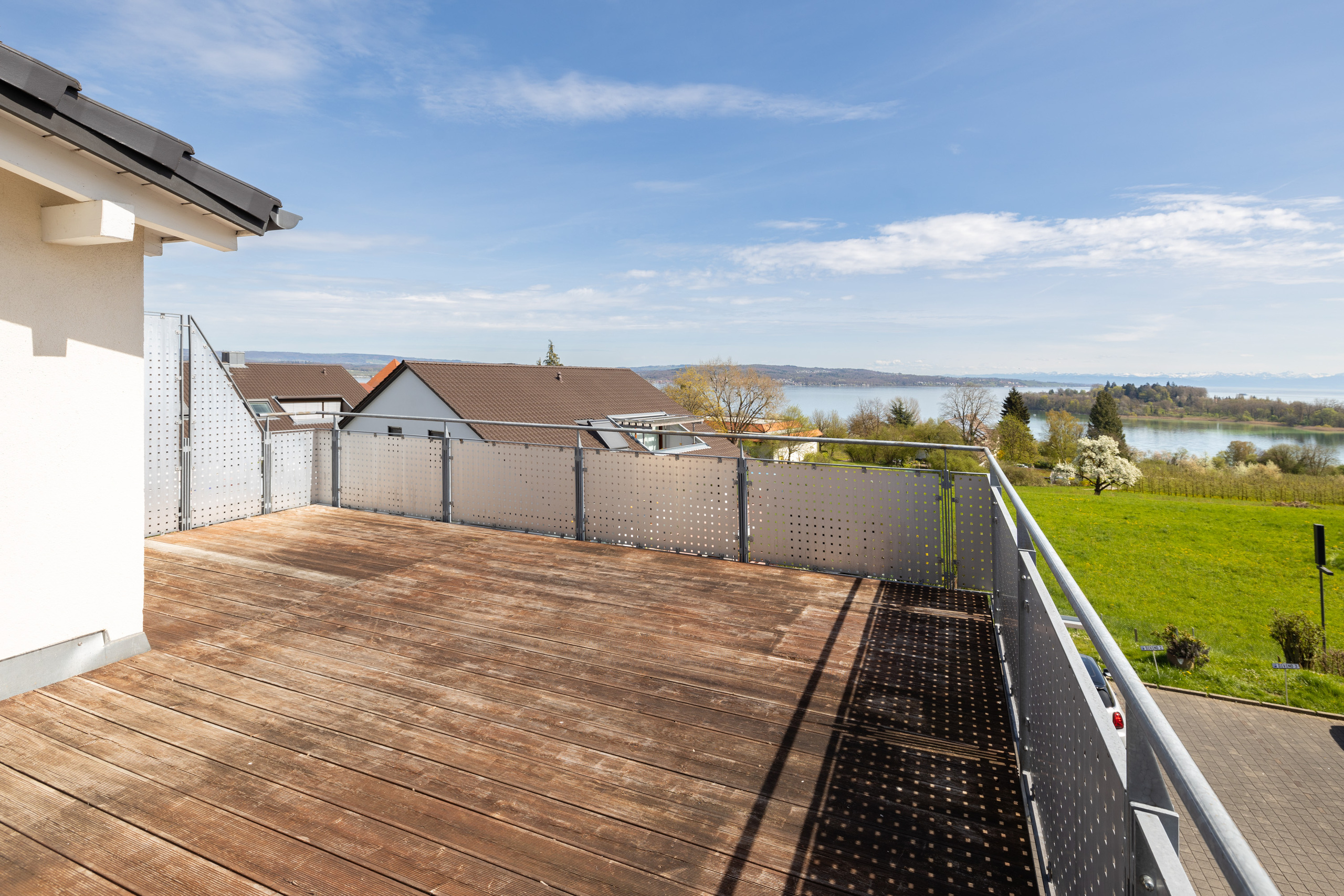 Die grosszügige und sonnenverwöhnte Terrasse.