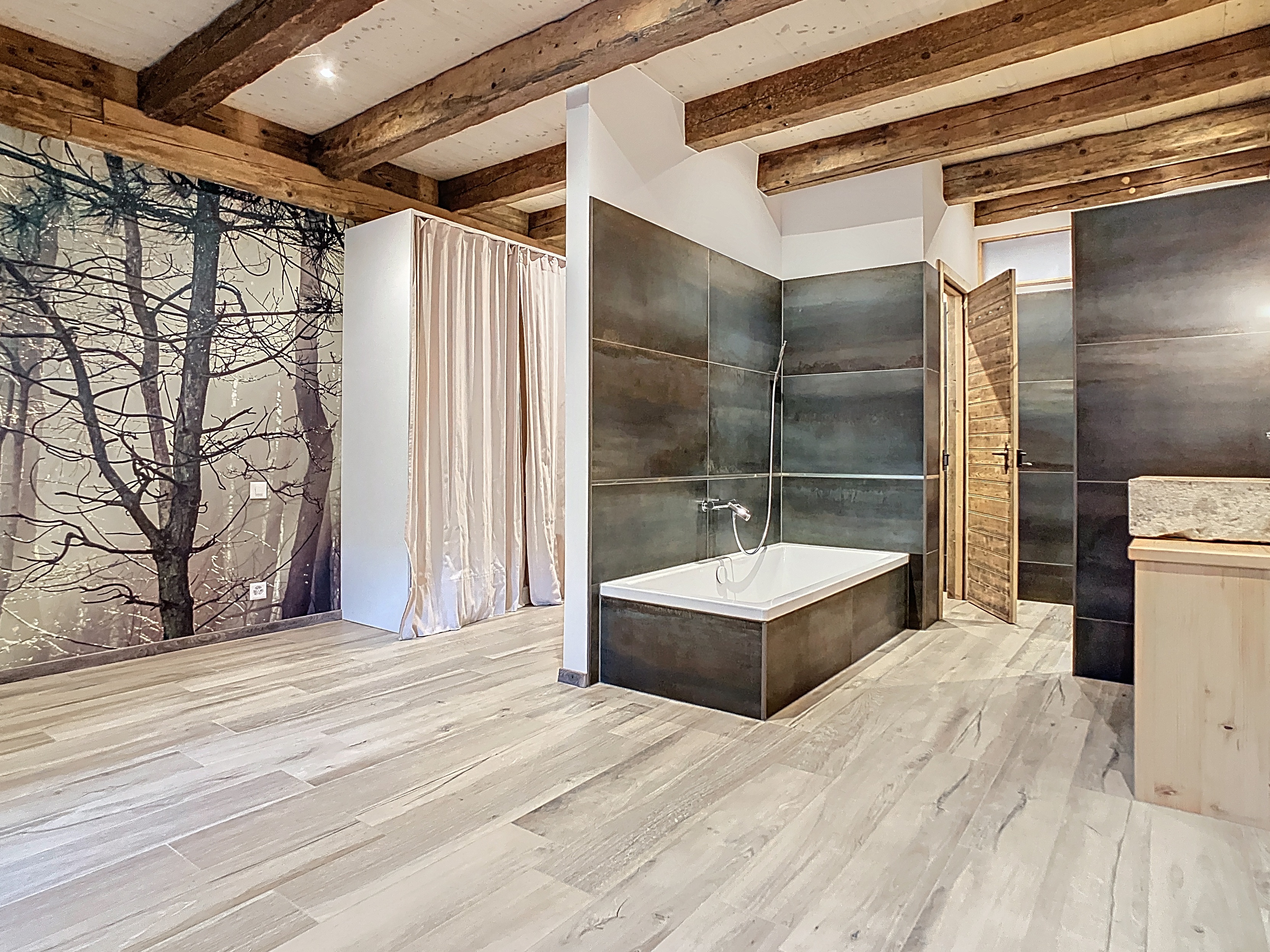 Chambre parentale avec dressing et salle d'eau ouverte 