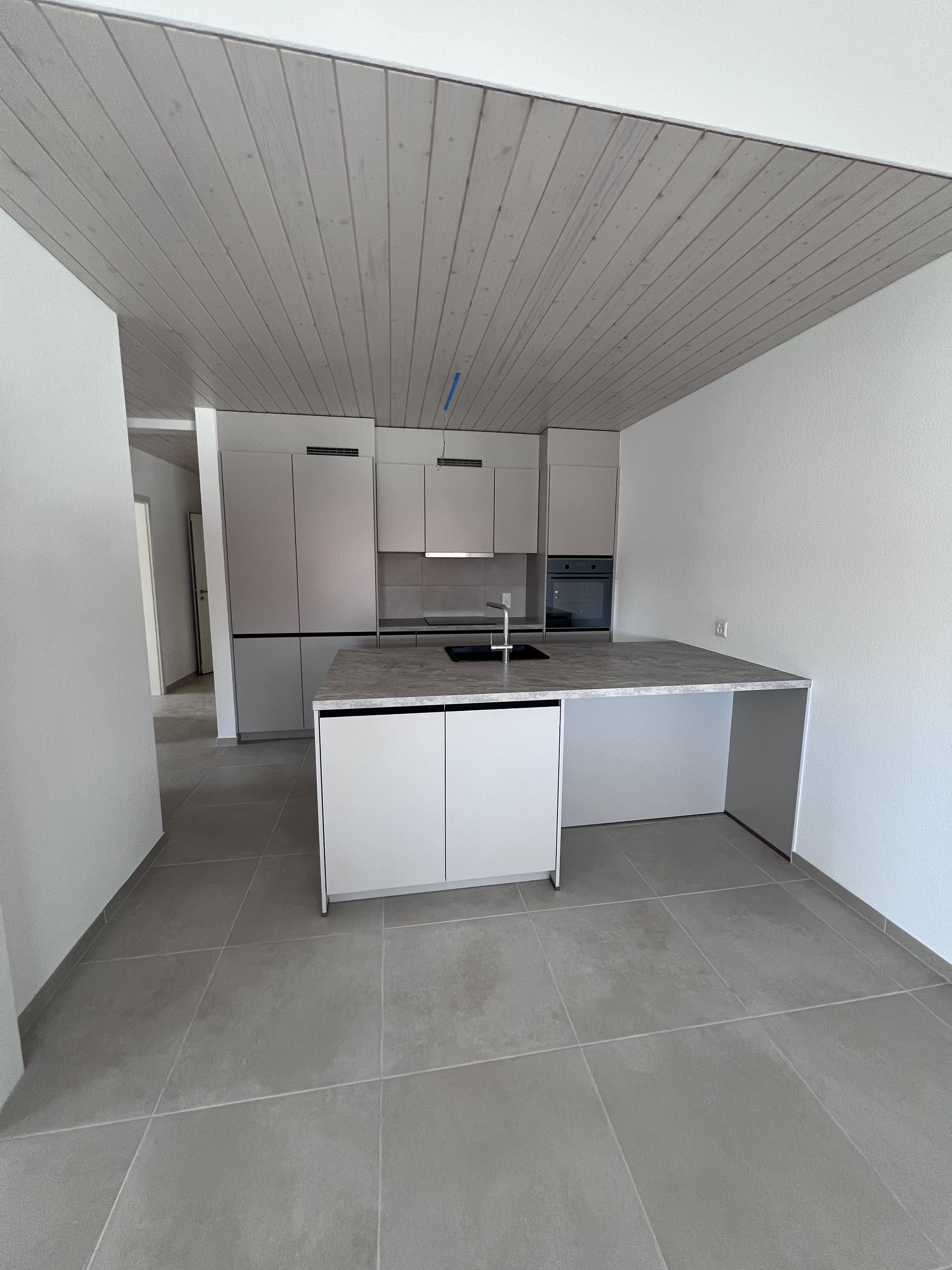 VUE CUISINE DEPUIS SALLE A MANGER