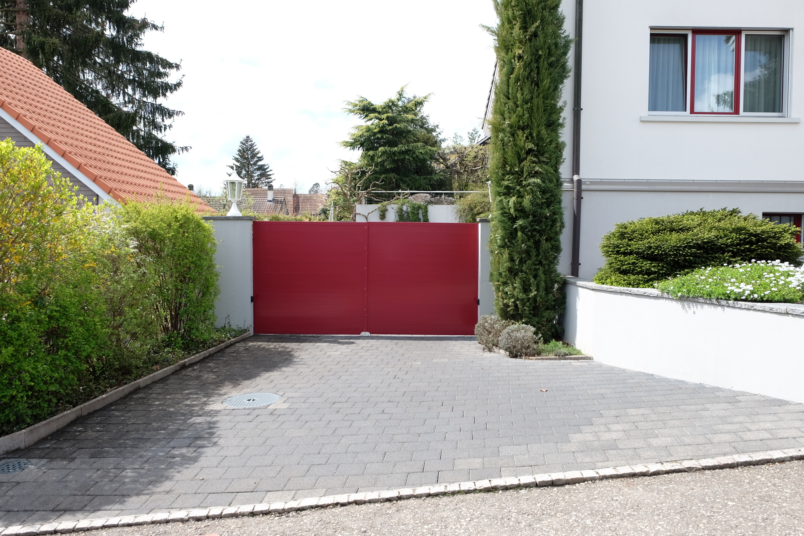 Zugangstor Südseite mit Garage und Abstellplatz Zugangstor Südseite mit Garage und Abstellplatz