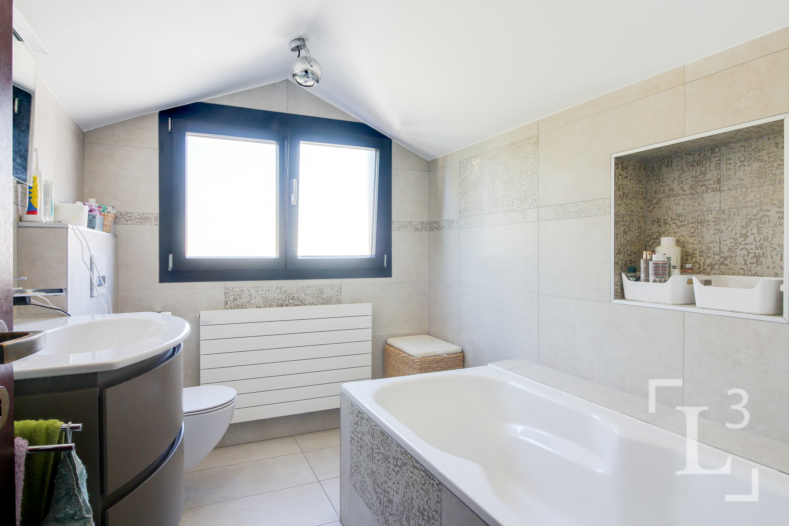 Bathroom 2 (1st Floor)