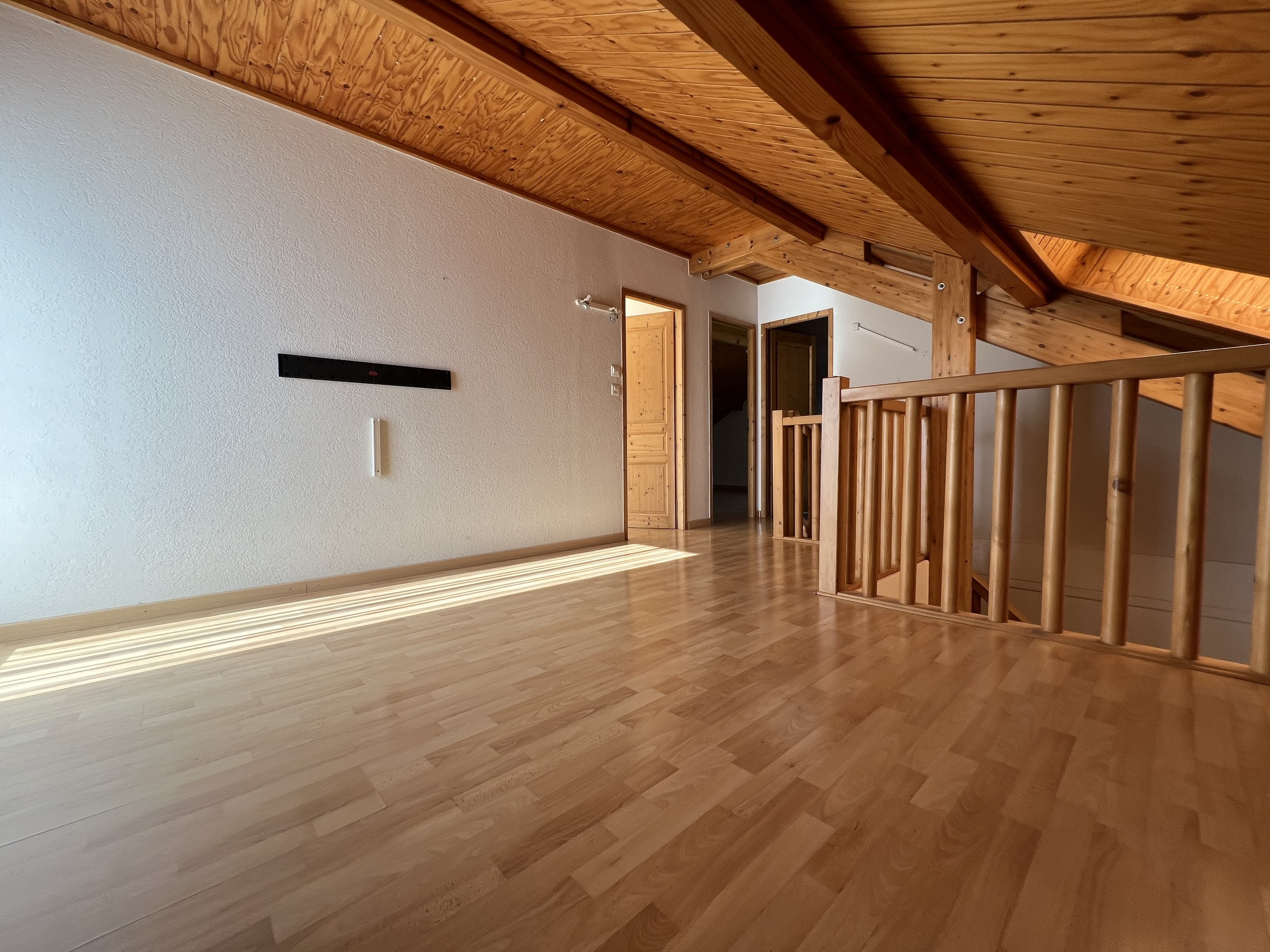 Sala al piano superiore che può fungere da ufficio, angolo lettura, area giochi, ecc