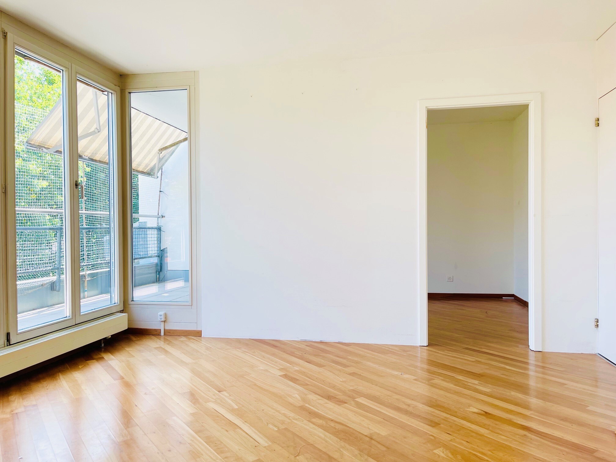 Zugang zum Büro (Trennwand kann wieder entfernt werden) Zugang zum Büro (Trennwand kann wieder entfernt werden)