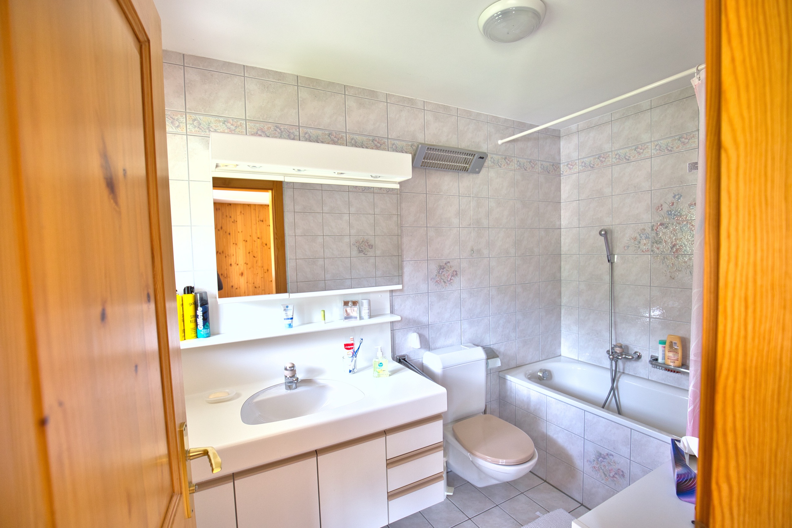 une salle de bains blanche avec un lavabo, des toilettes, un miroir et une douche une salle de bains blanche avec un lavabo, des toilettes, un miroir et une douche
