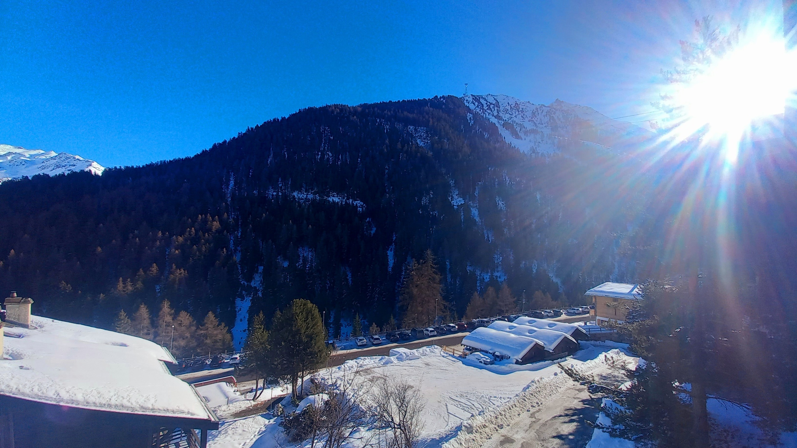 Vue du balcon côté est  Vue du balcon côté est