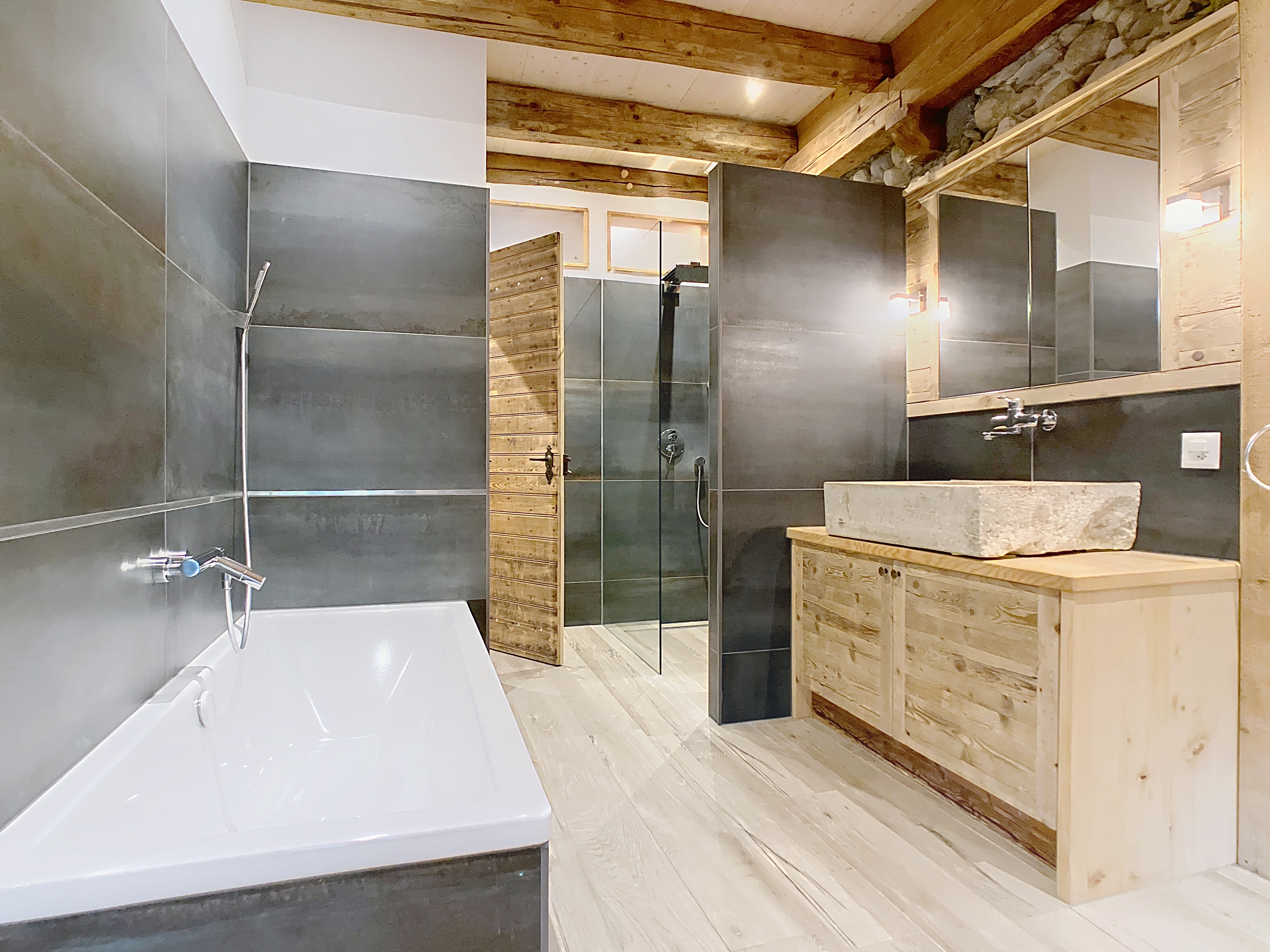 Chambre parentale avec dressing et salle d'eau ouverte 