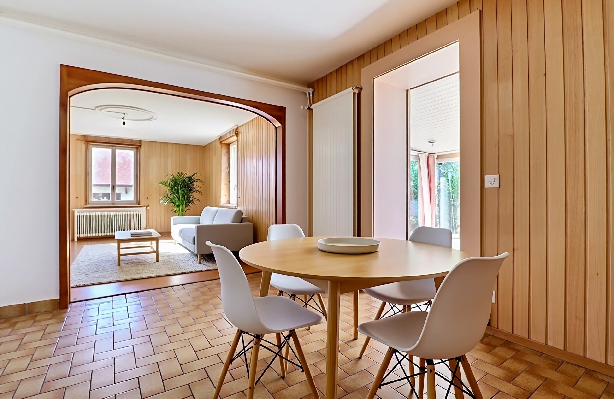 Salle à manger-appartement du rez-de-chaussée (simulation d'ameublement) Salle à manger-appartement du rez-de-chaussée (simulation d'ameublement)