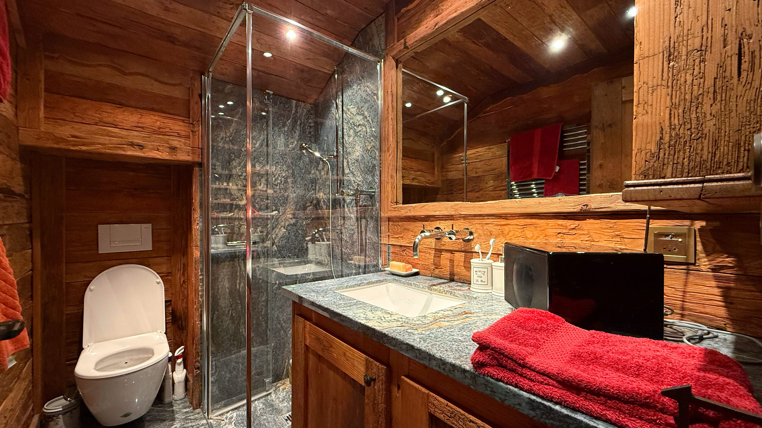 Salle de douche du 1er étage Salle de douche du 1er étage