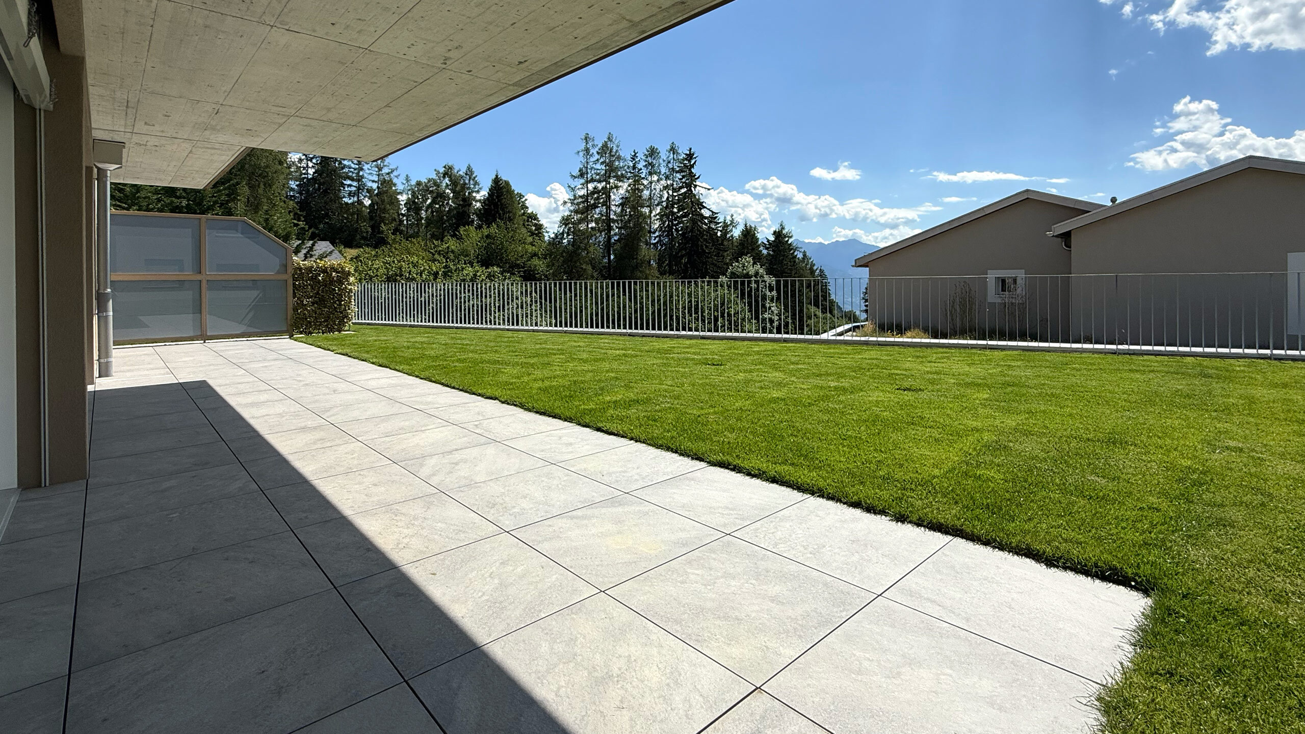 Large terrasse abritée et pelouse avec arrosage automatique