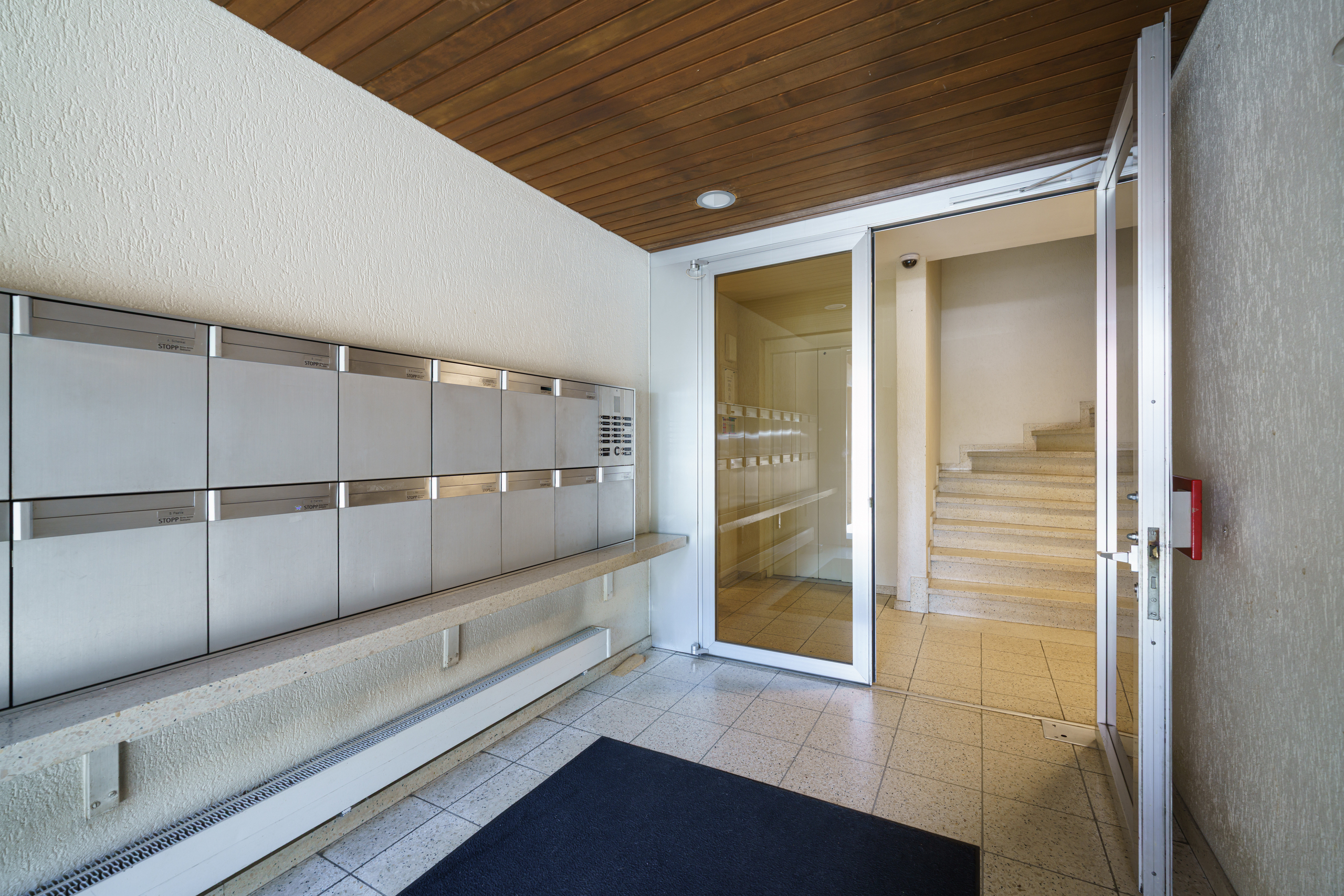eine moderne Wohnung mit einem Flur und großen Schiebetüren eine moderne Wohnung mit einem Flur und großen Schiebetüren
