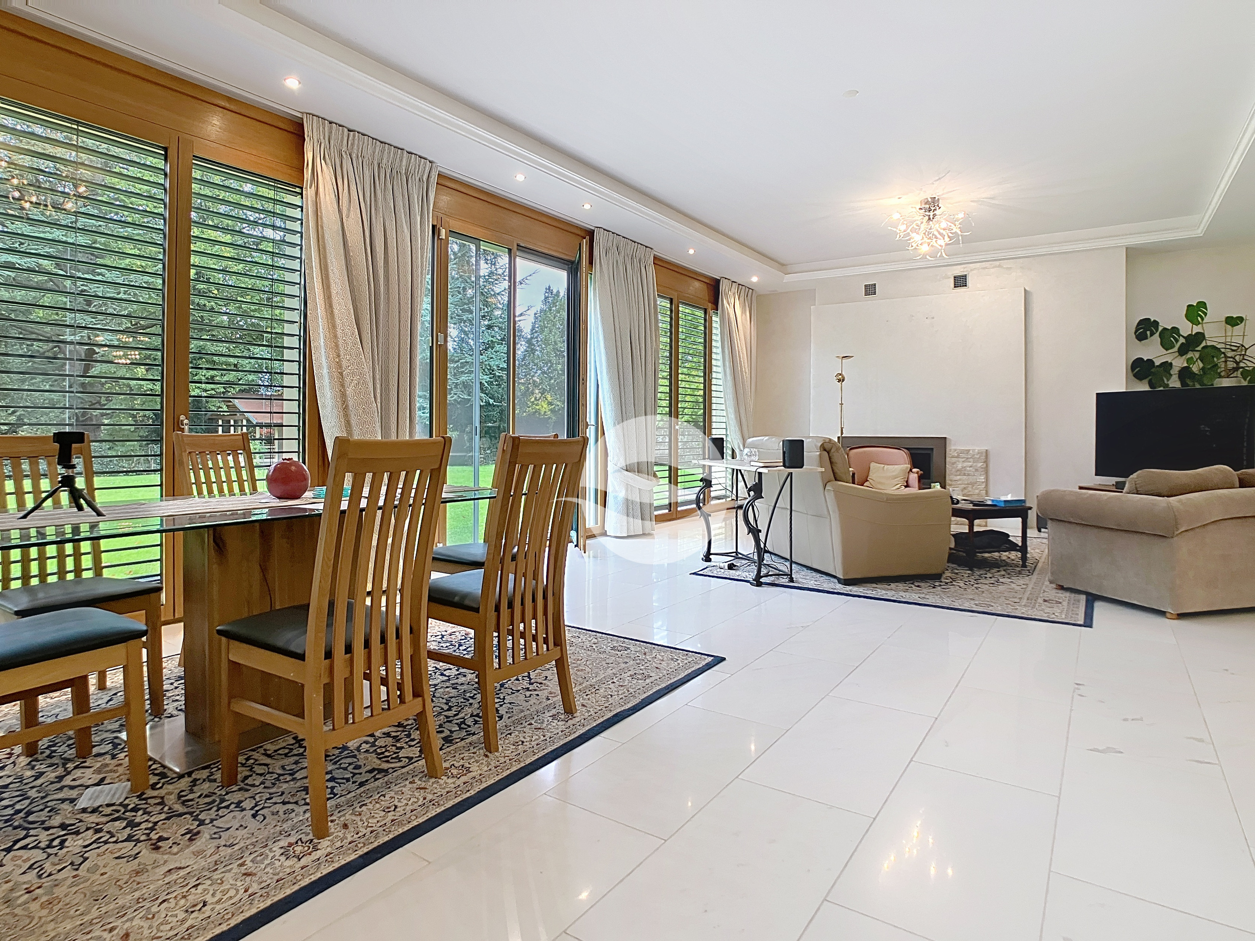 Pièce de vie avec cheminée