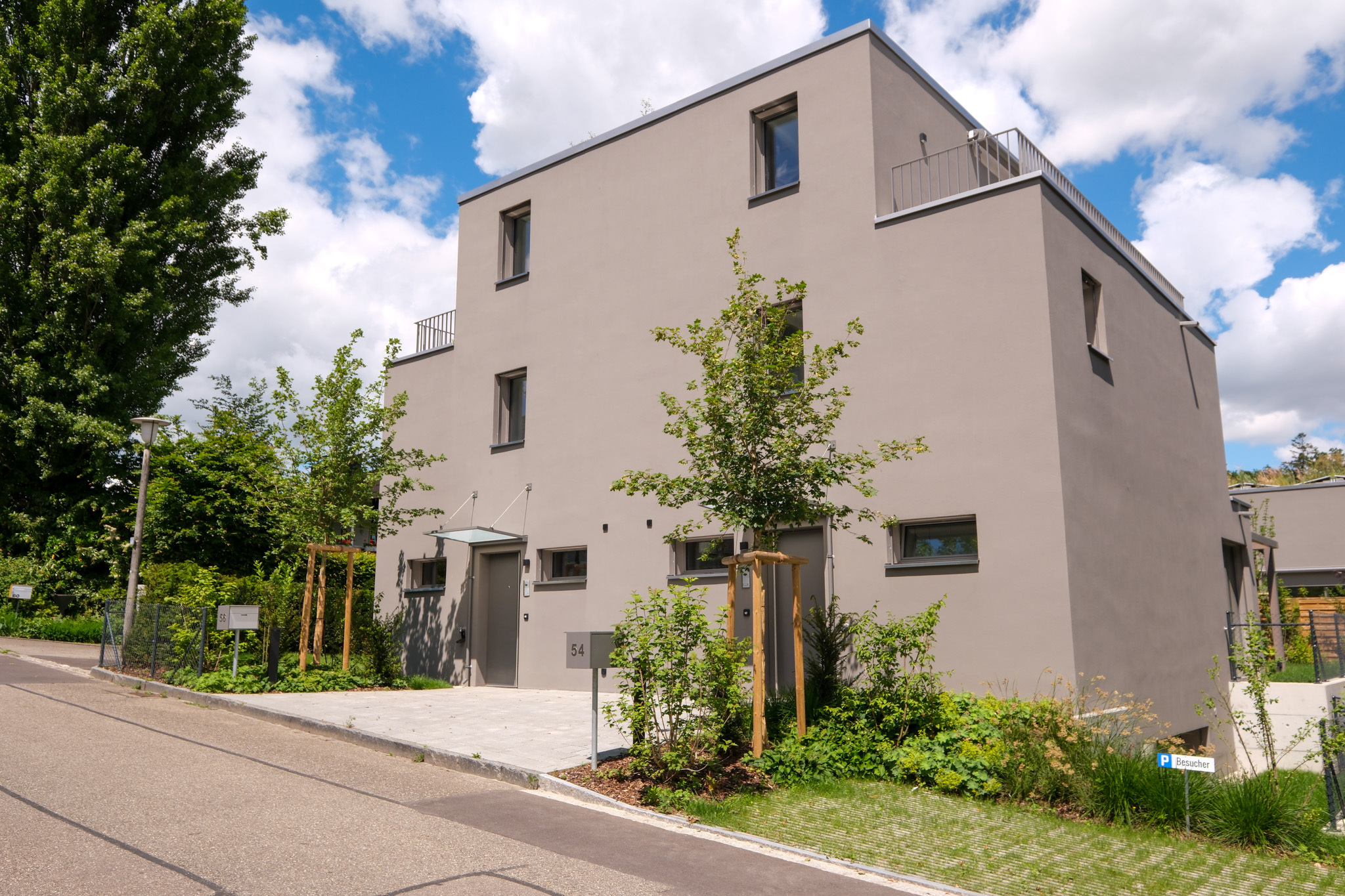 Haus Eingang / Strassenseite