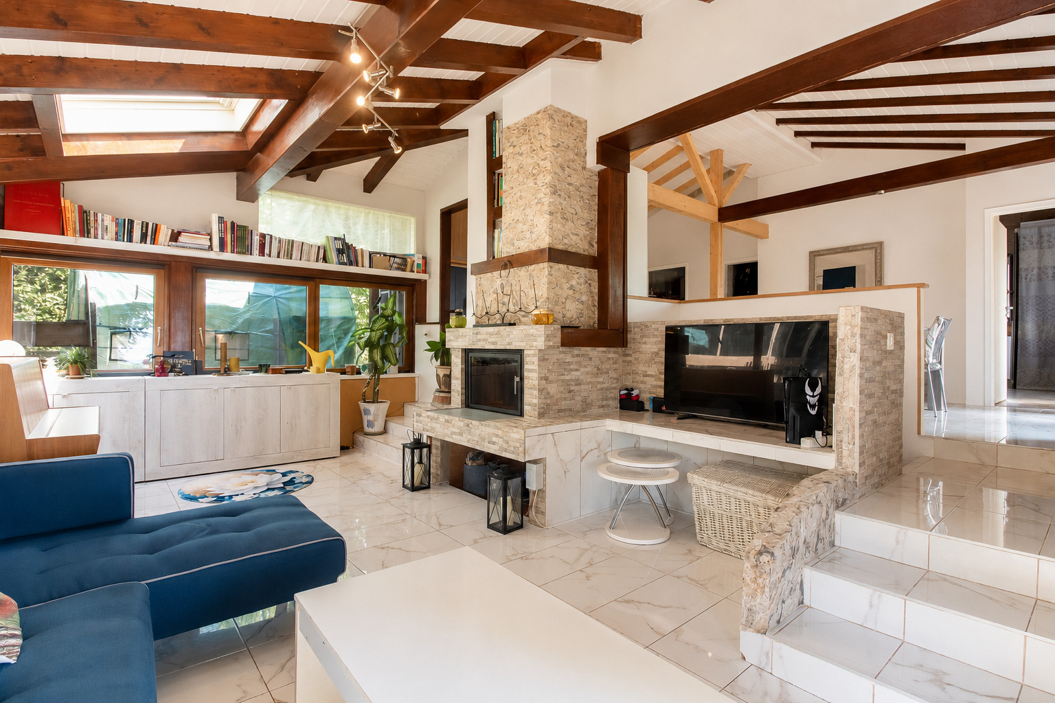 Homestaging (Murs blancs) : Séjour avec cheminée