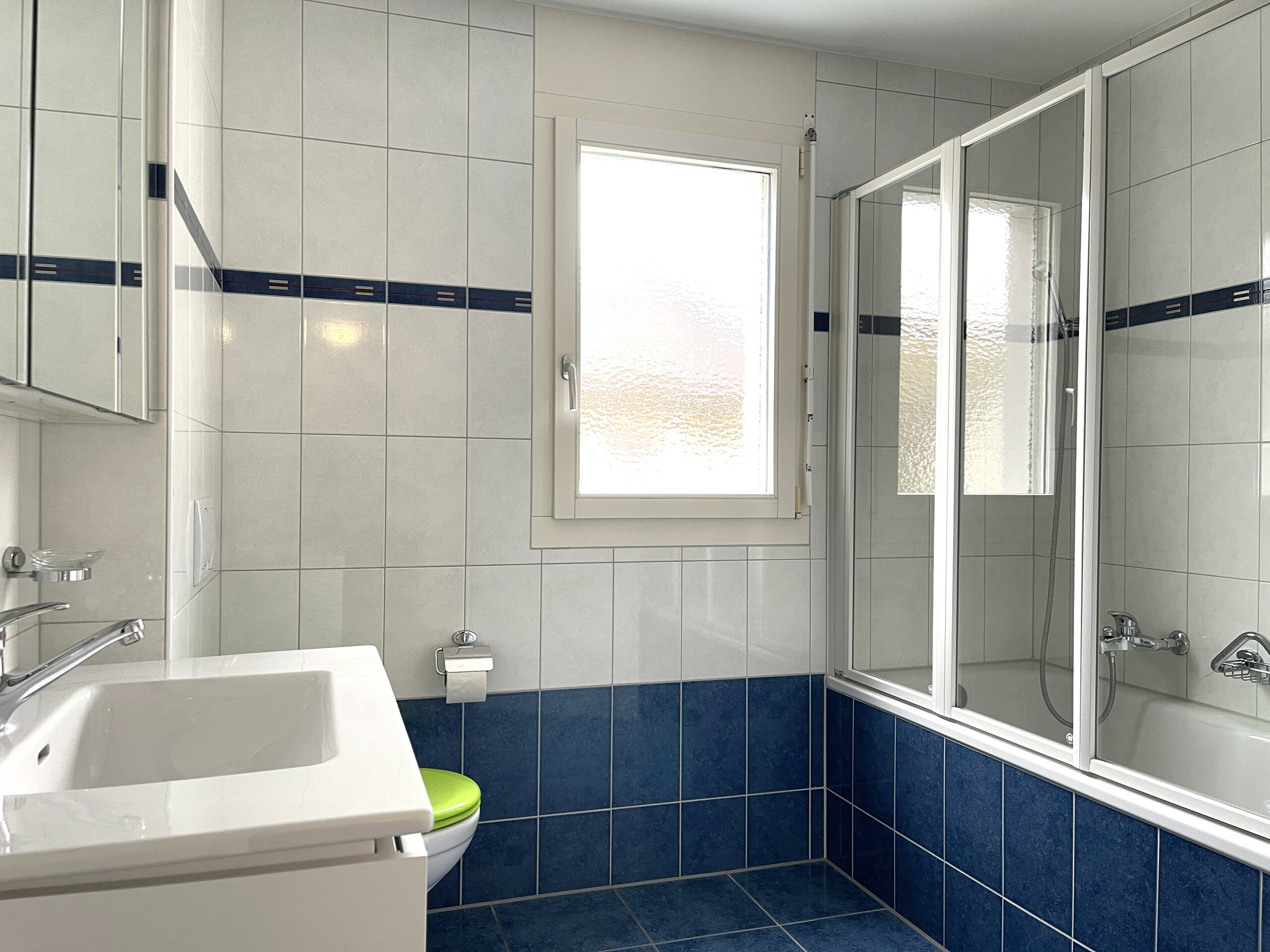 Badezimmer mit Badewanne Badezimmer mit Badewanne