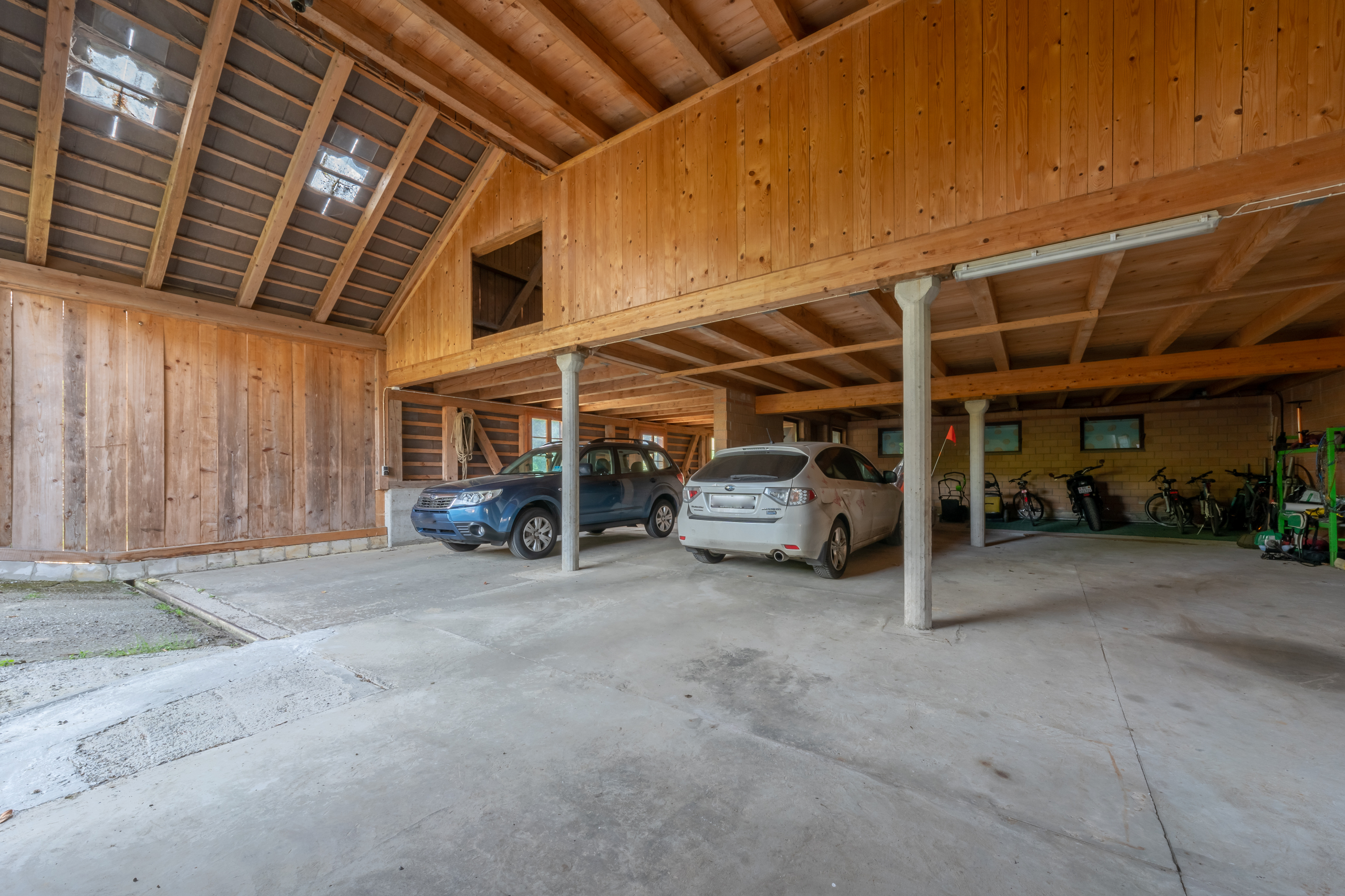 Drei weitere Unterstände für Velos / Motorrad, etc. Drei weitere Unterstände für Velos / Motorrad, etc.