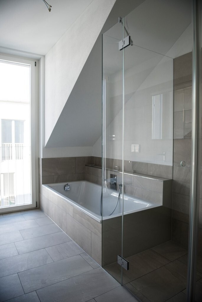 Badezimmer mit Badewanne und Dusche