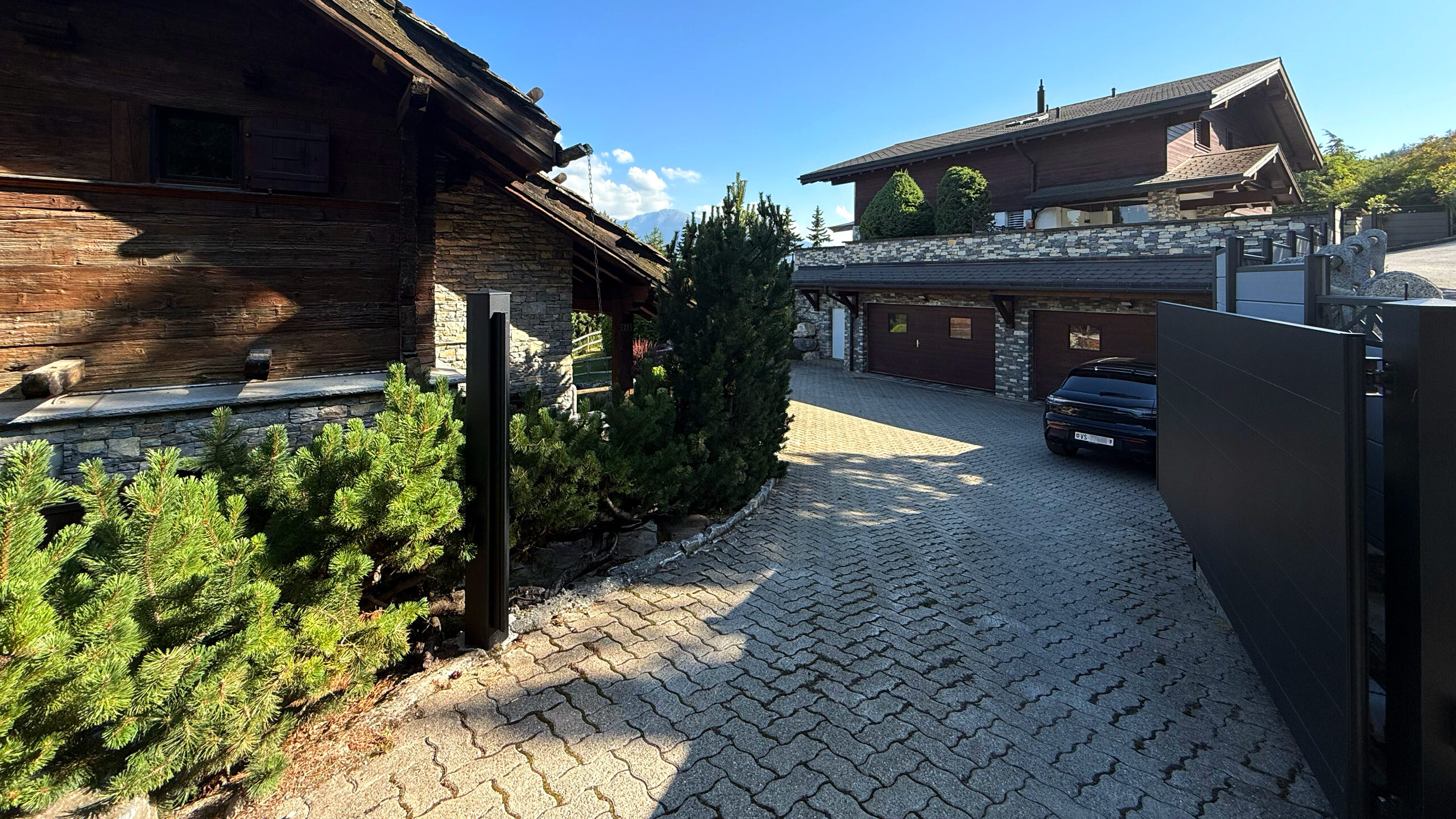 Property entrance with 2 double garages Property entrance with 2 double garages