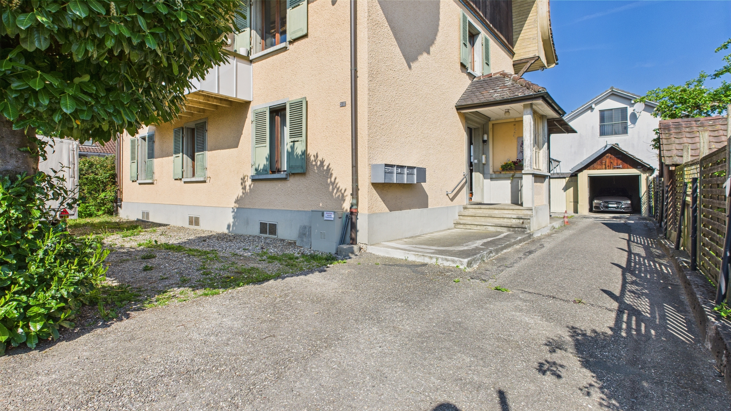 Zugang zu der Wohnung im Hochparterre