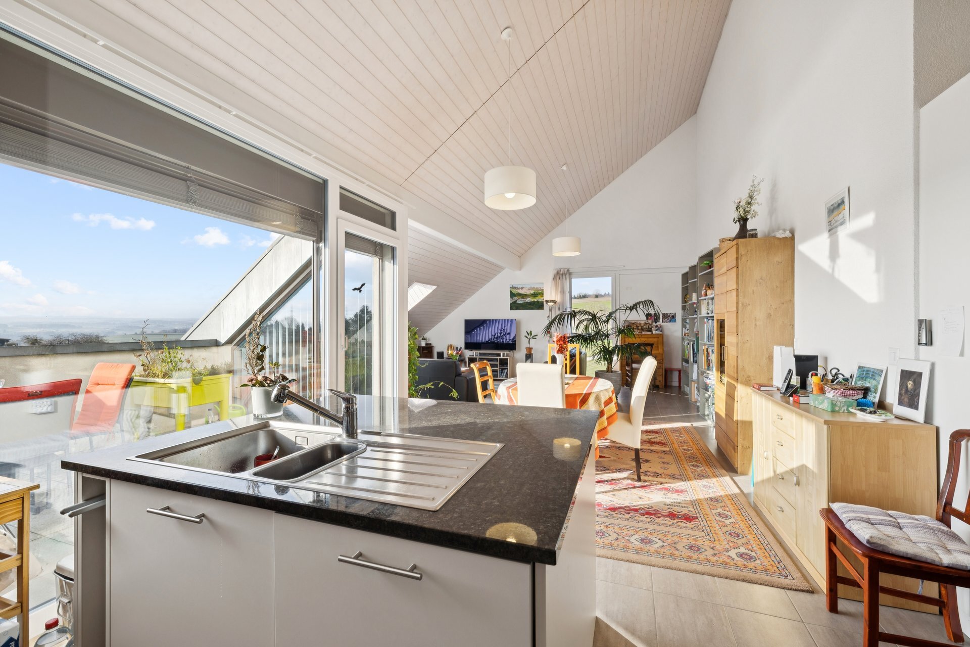 la cuisine et le salon d'une maison moderne