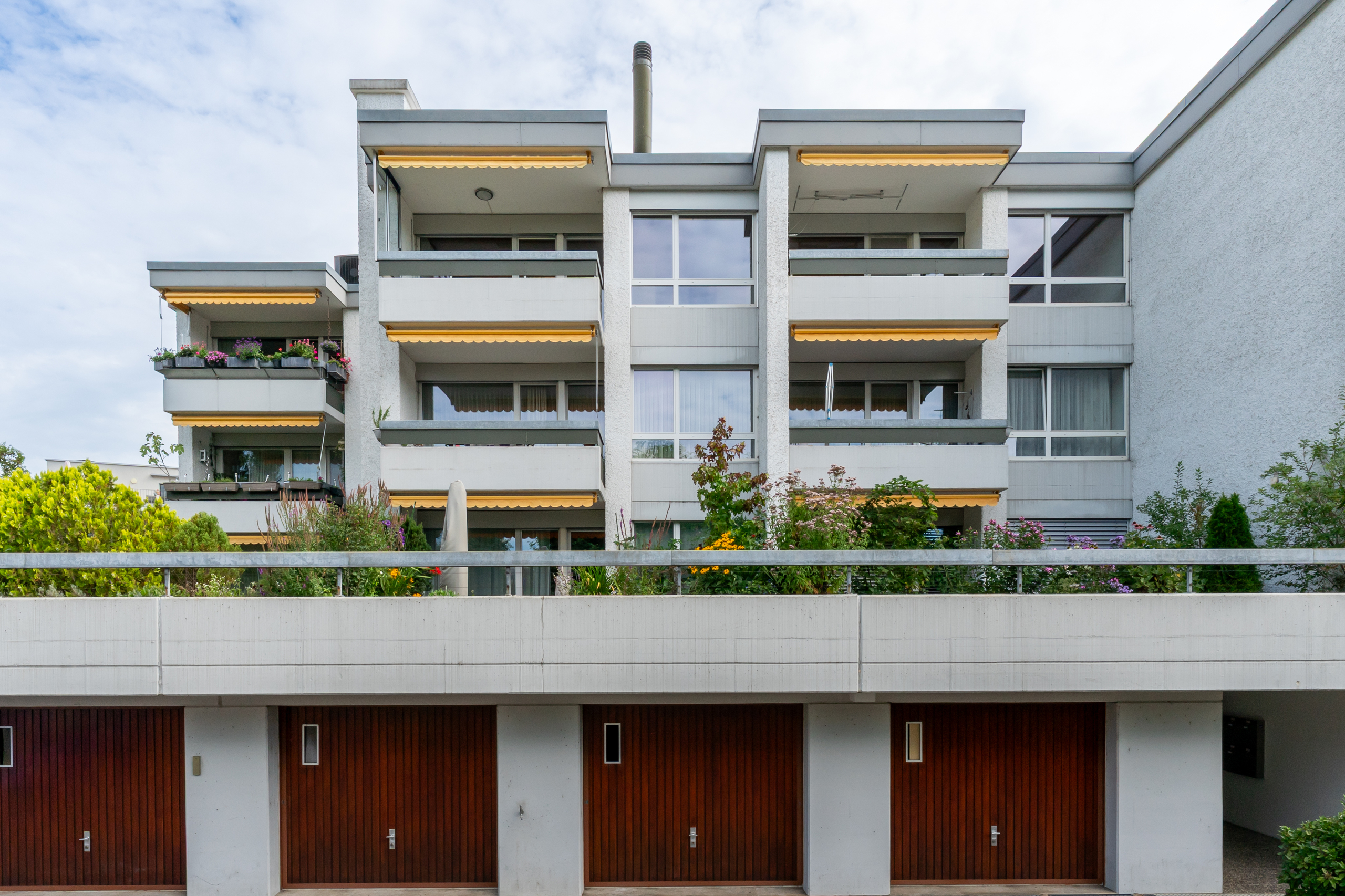 Aussenbild Eingang und Garagen Aussenbild Eingang und Garagen