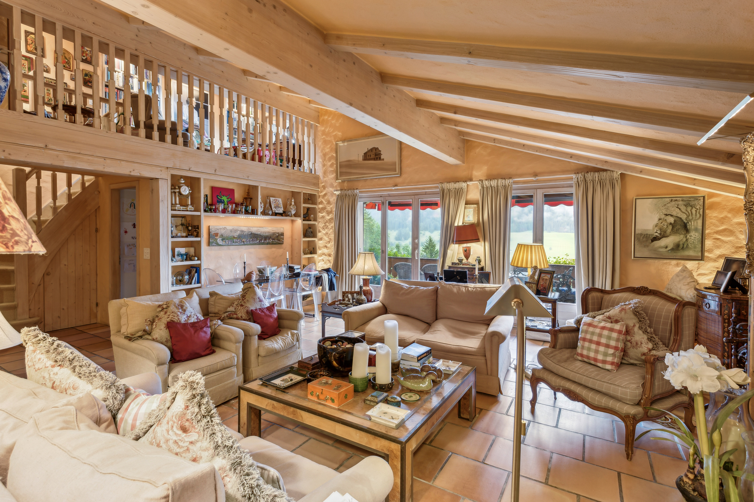 Salon/séjour avec cheminée et accès au balcon