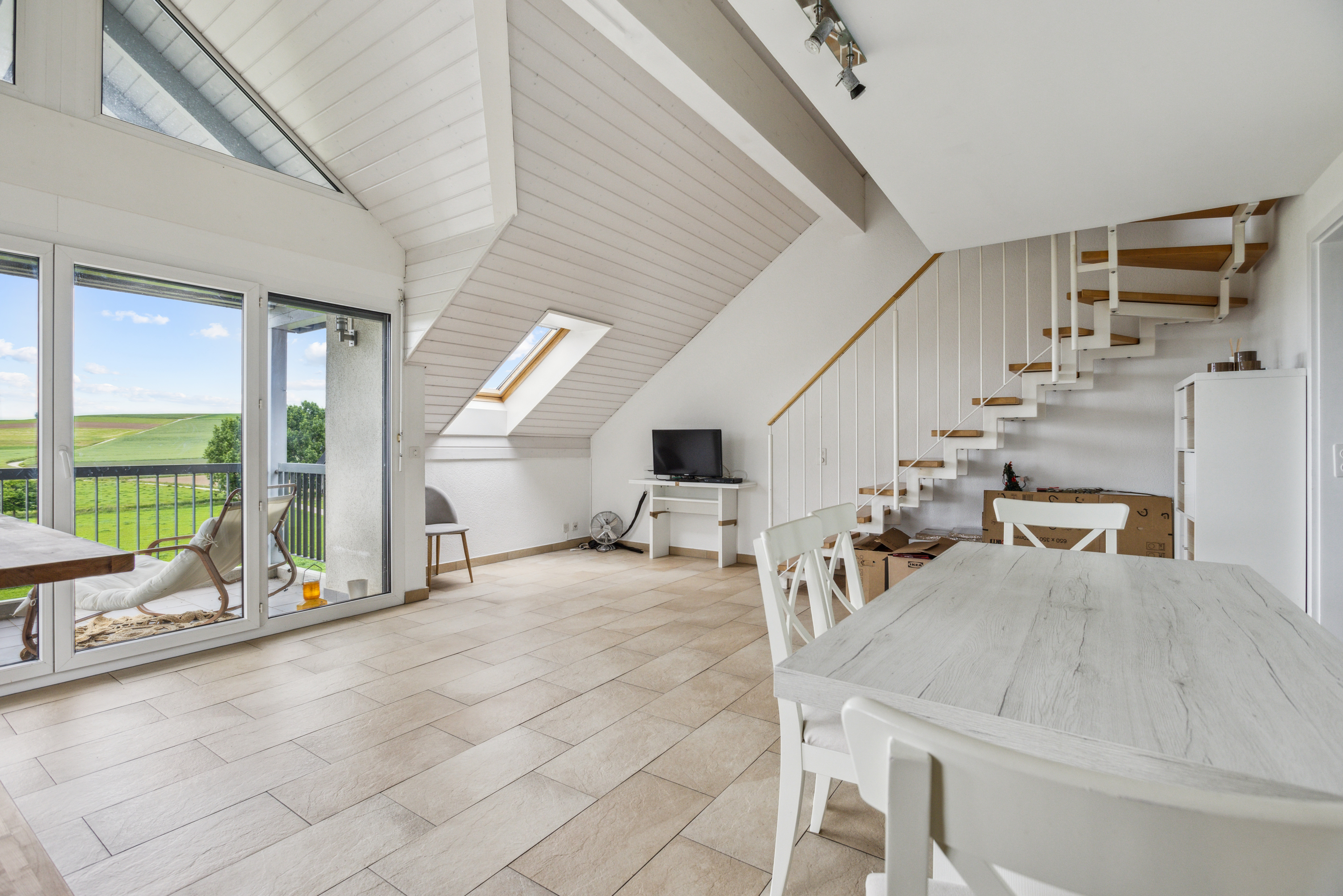 Séjour-salon et escalier à l'attique