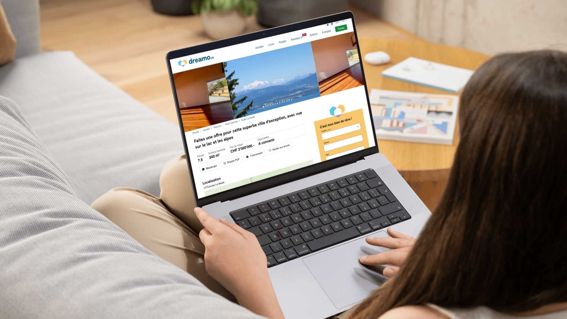 Personne consultant une annonce immobilière sur dreamo.ch depuis un ordinateur portable, confortablement installée chez elle.  